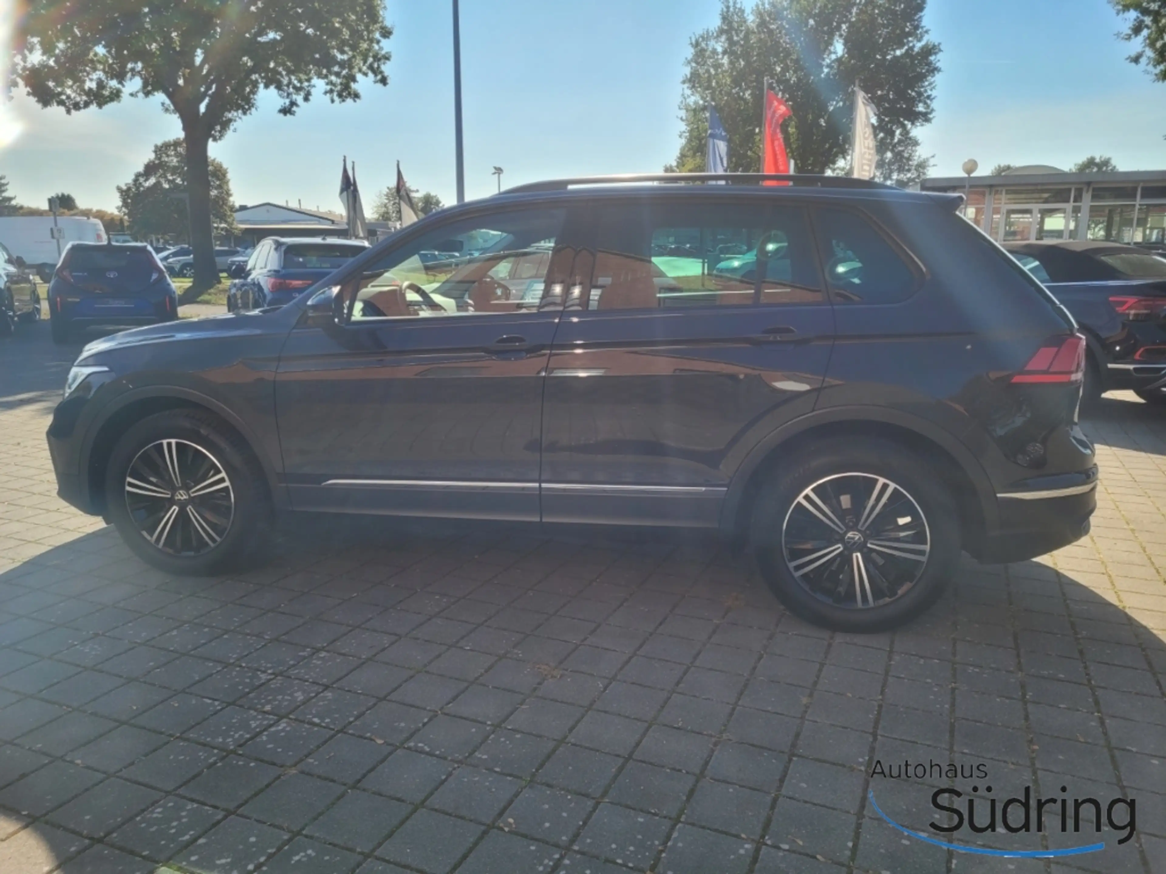 Volkswagen Tiguan Life 2.0 TDI DSG AHK Navi ACC Rückfk. — photo 9