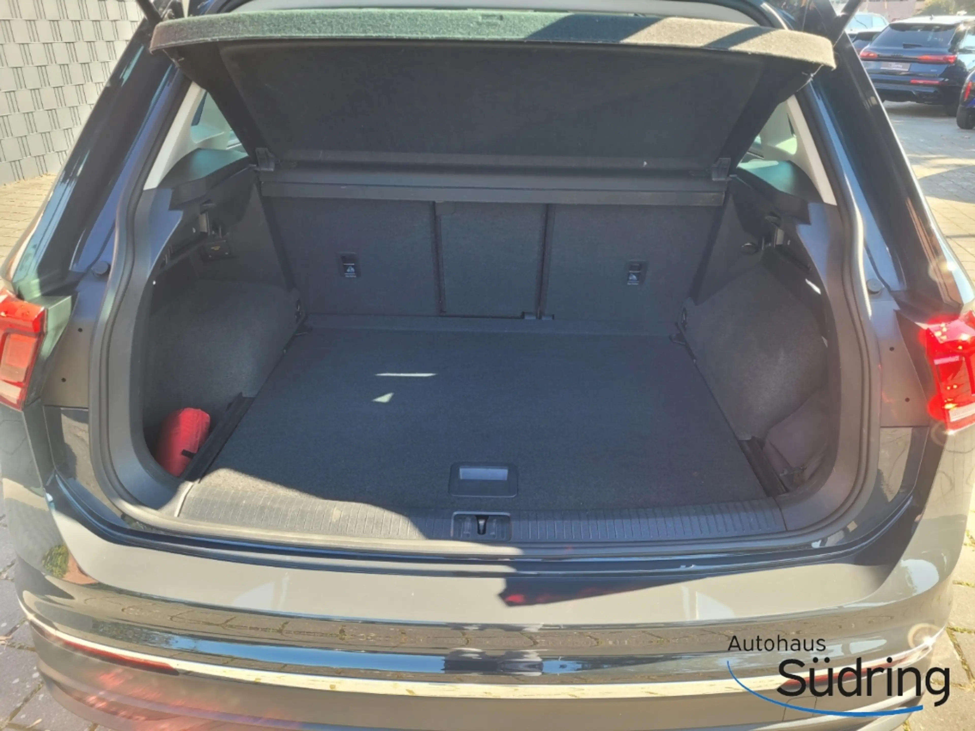 Volkswagen Tiguan Life 2.0 TDI DSG AHK Navi ACC Rückfk. — photo 7