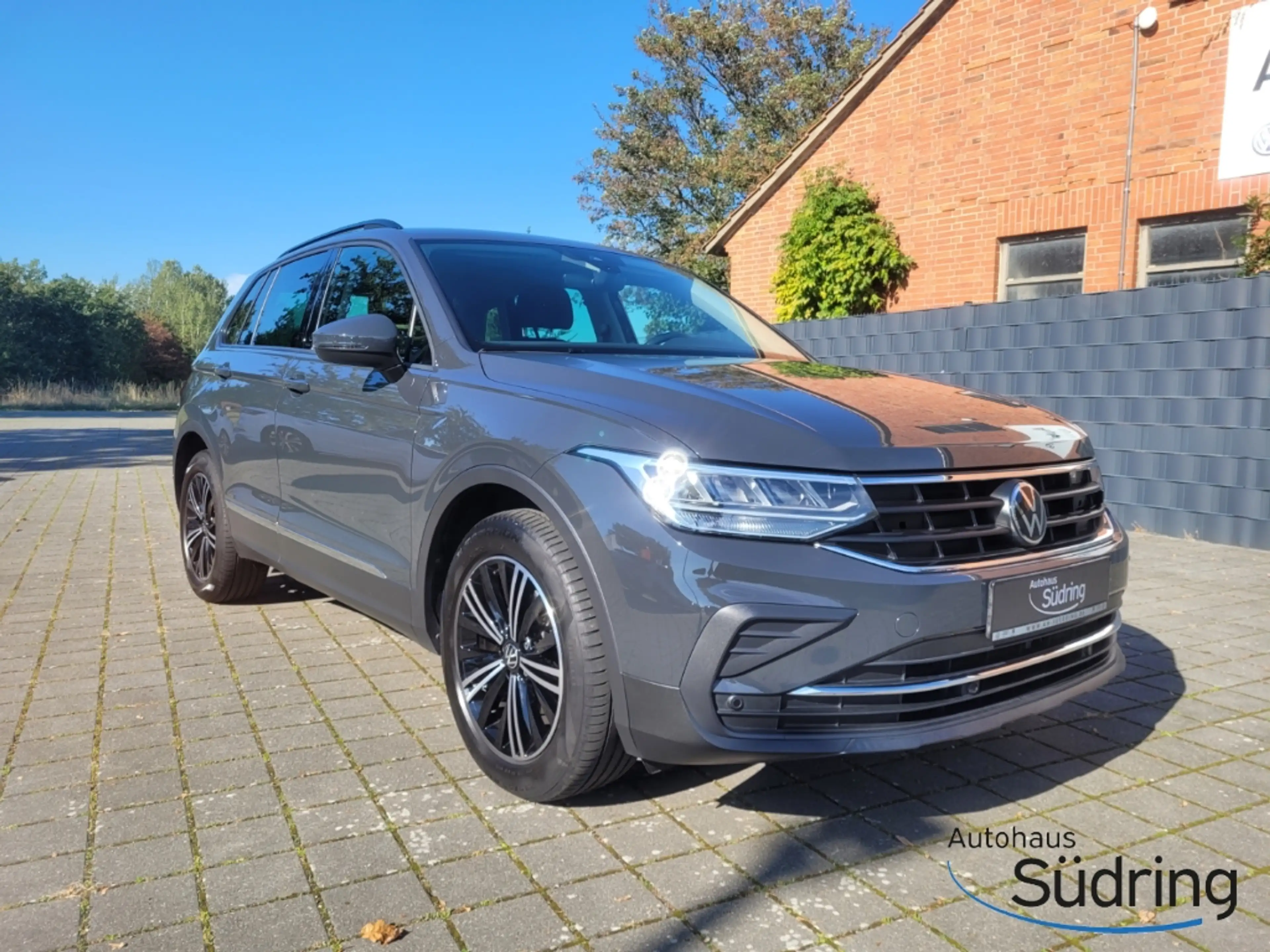 Volkswagen Tiguan Life 2.0 TDI DSG AHK Navi ACC Rückfk. — photo 3