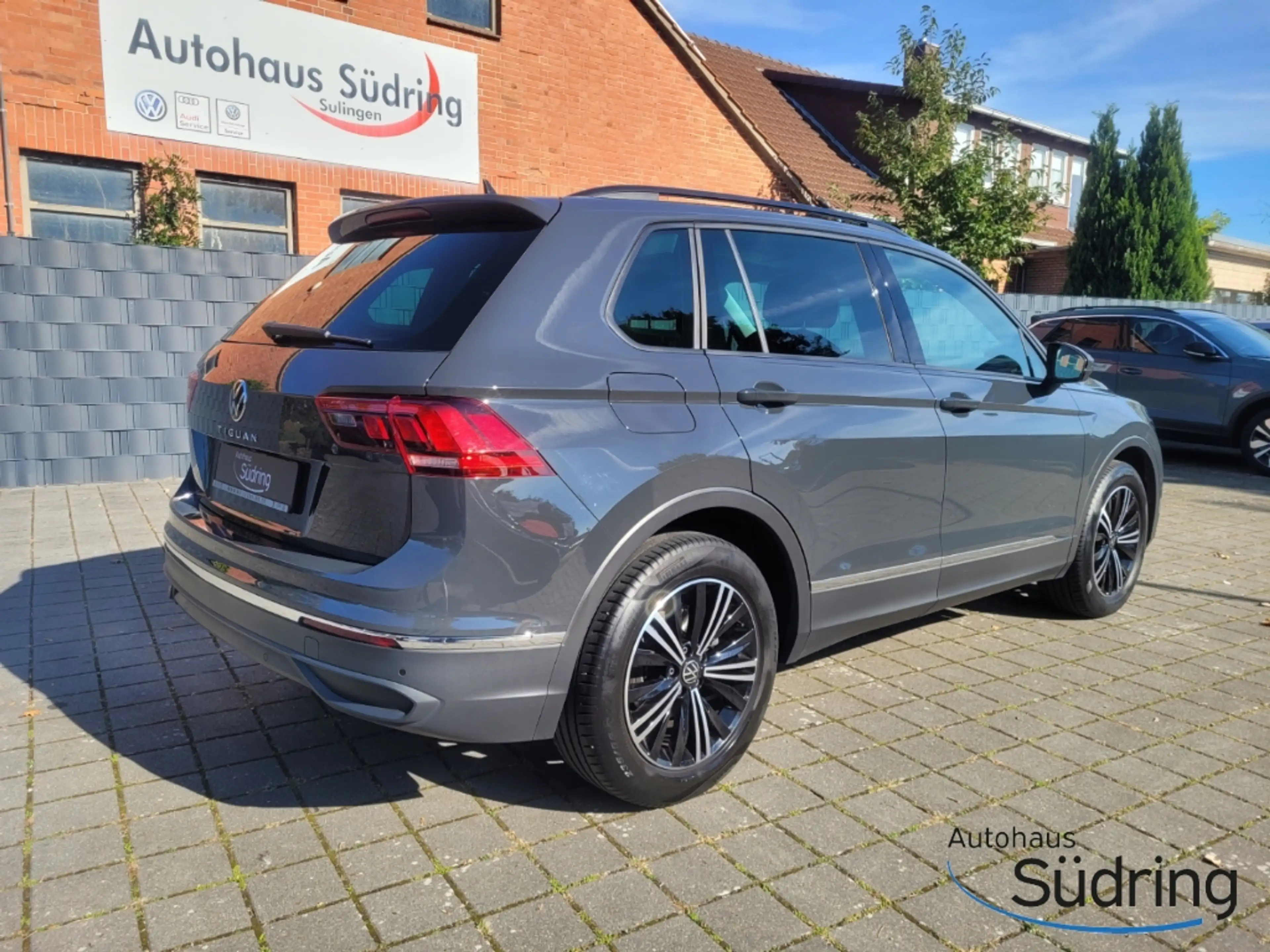 Volkswagen Tiguan Life 2.0 TDI DSG AHK Navi ACC Rückfk. — photo 5