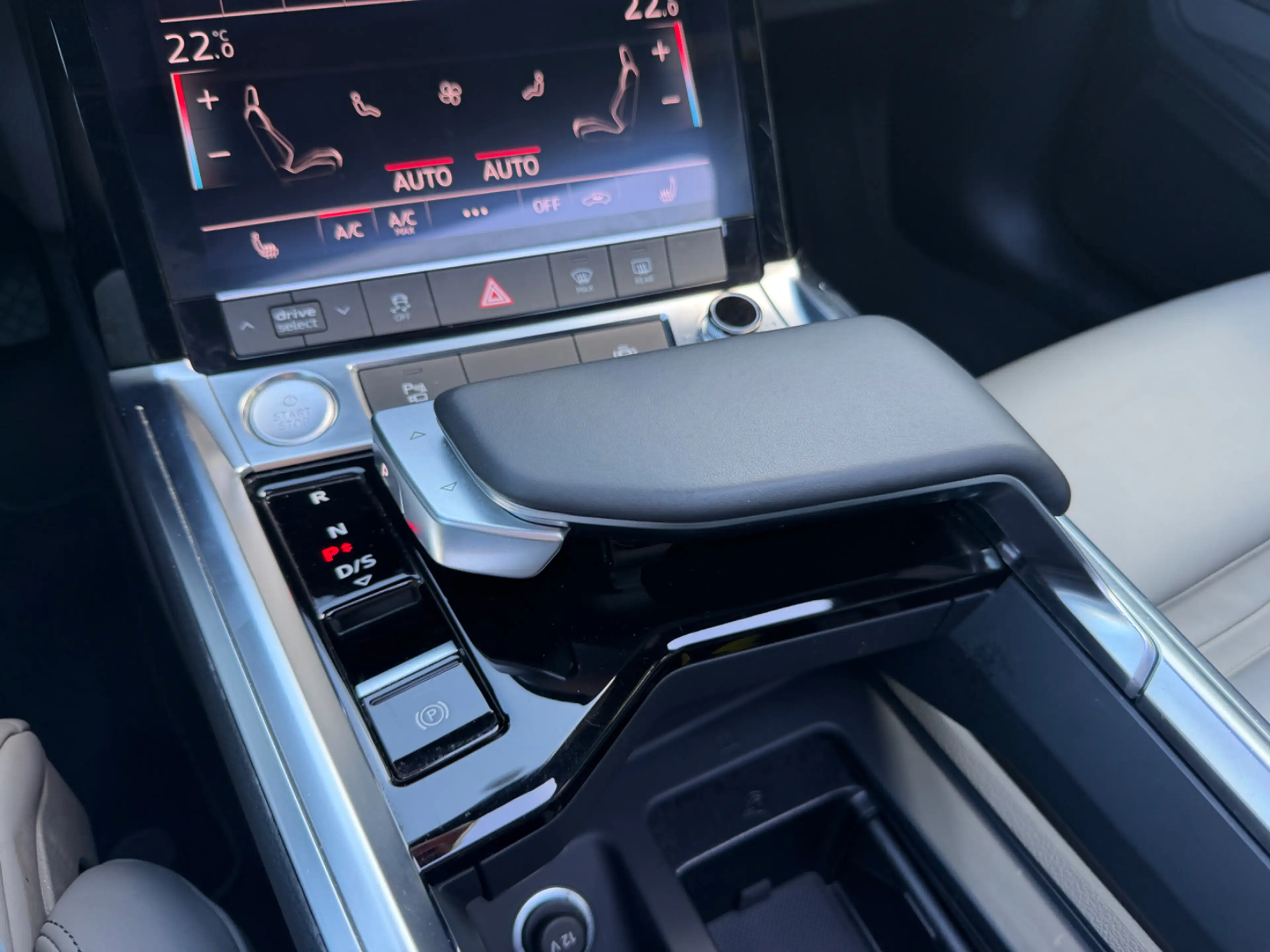 Audi e-tron e-tron 55 quattro advanced 95 kWh / SoH 93% / Pano — photo 15