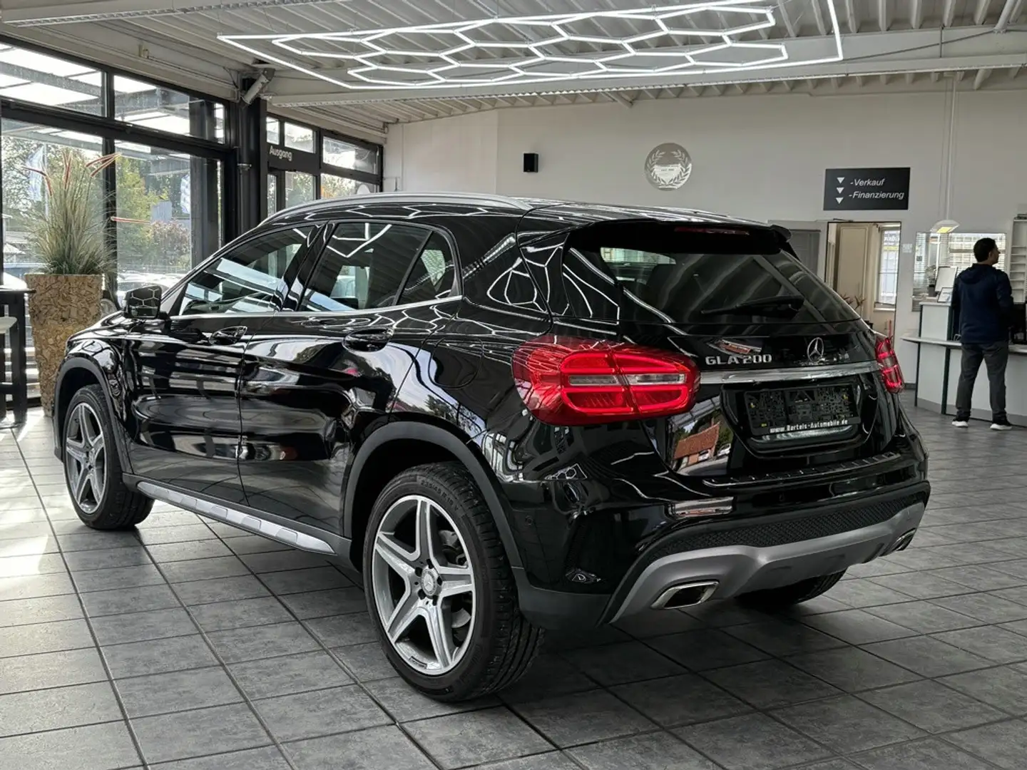 Mercedes-Benz GLA 200 CGI AMG Line, Leder, Navi, Bi-Xenon Schwarz - 2