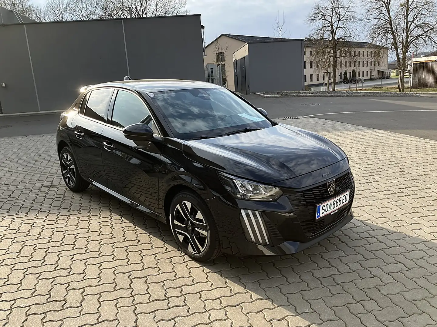 Peugeot 208 Hybrid 110 e-DCS6 Allure Schwarz - 2