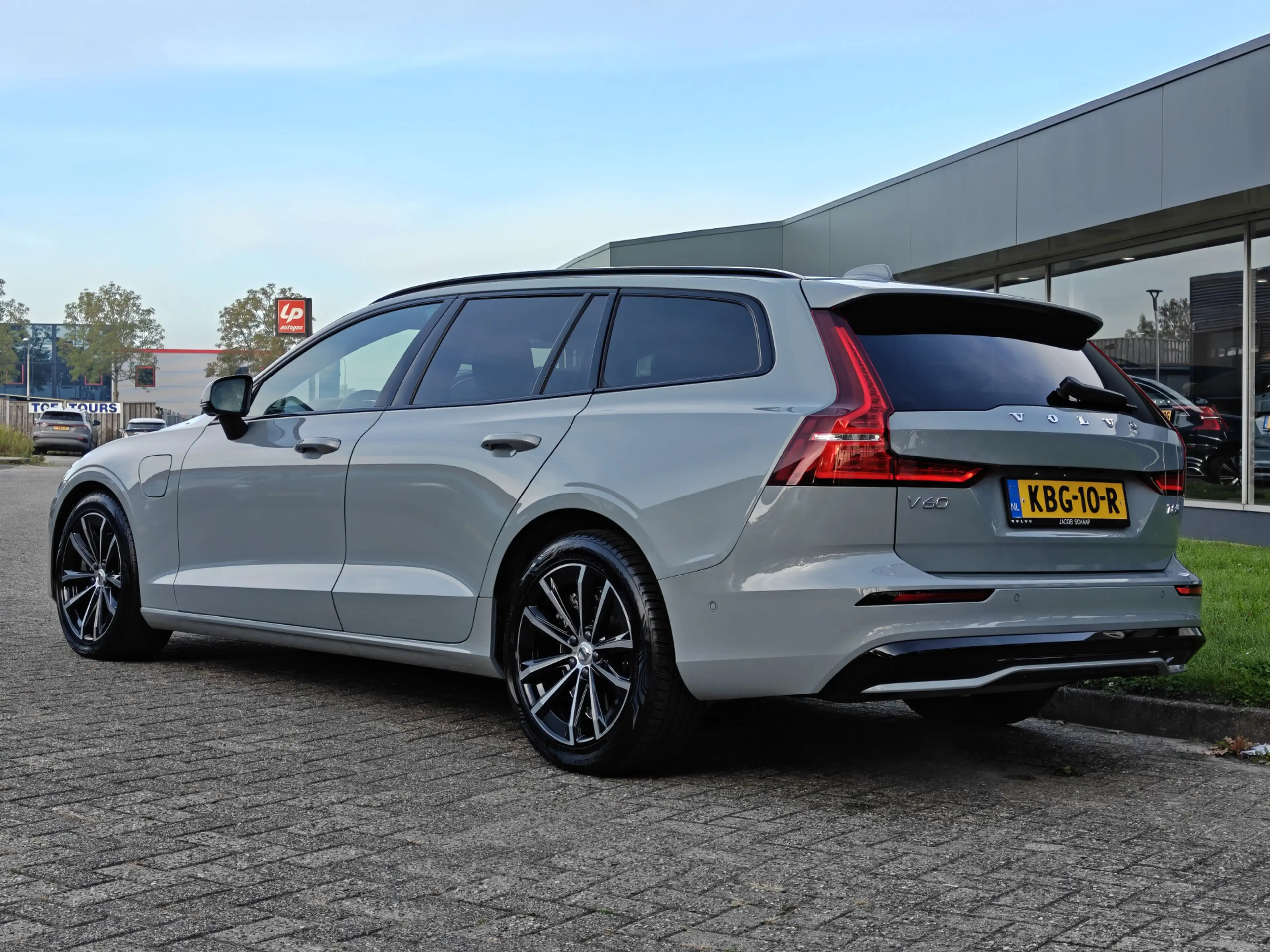 Volvo V60 T8 455PK Plug-in hybrid AWD Plus Dark | BLIS | ACC — photo 9