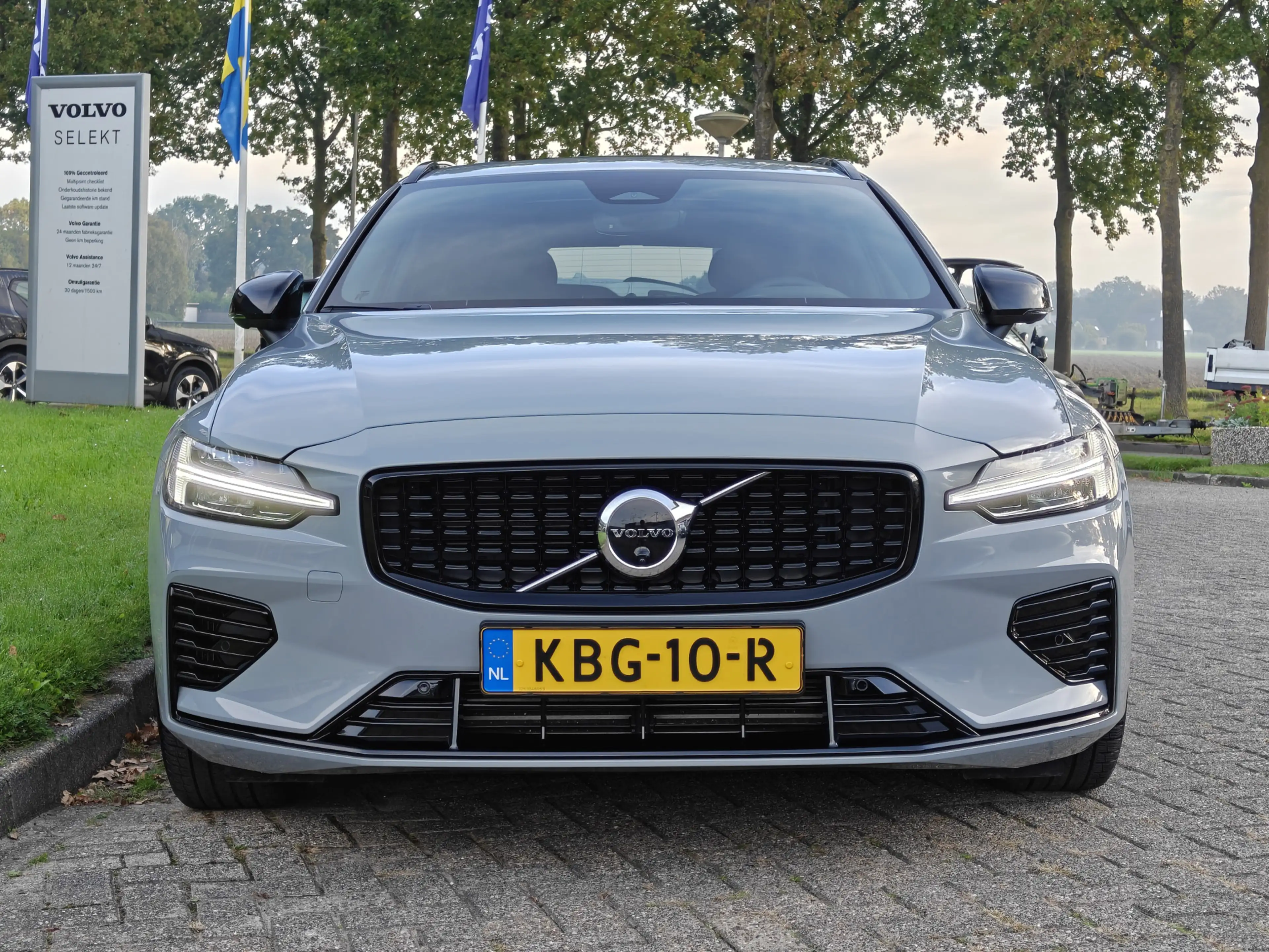 Volvo V60 T8 455PK Plug-in hybrid AWD Plus Dark | BLIS | ACC — photo 2