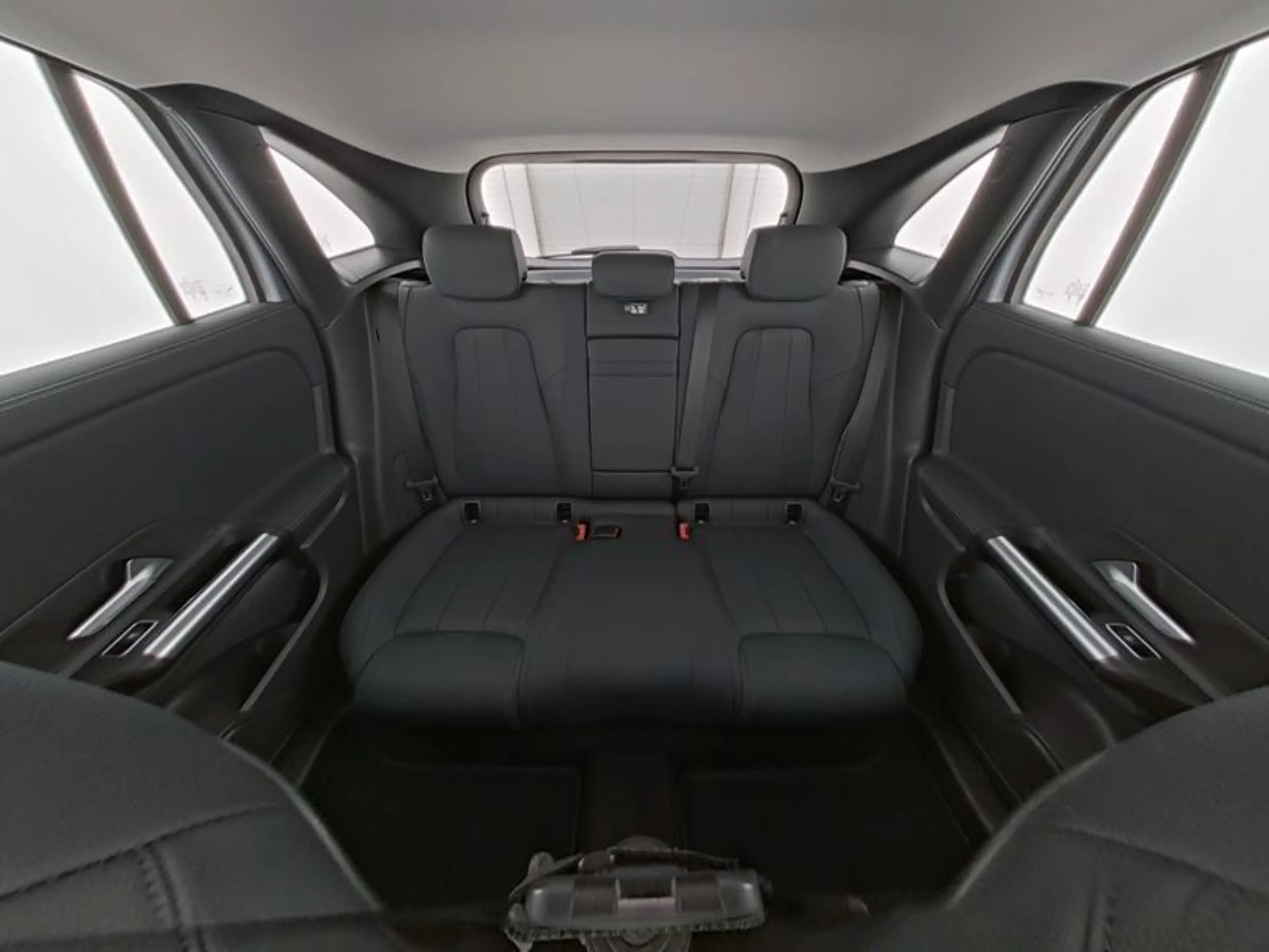 Mercedes-Benz EQA 300 4M PROG-ADV WINTER KAMERA AMBIENTE EASYP — photo 10