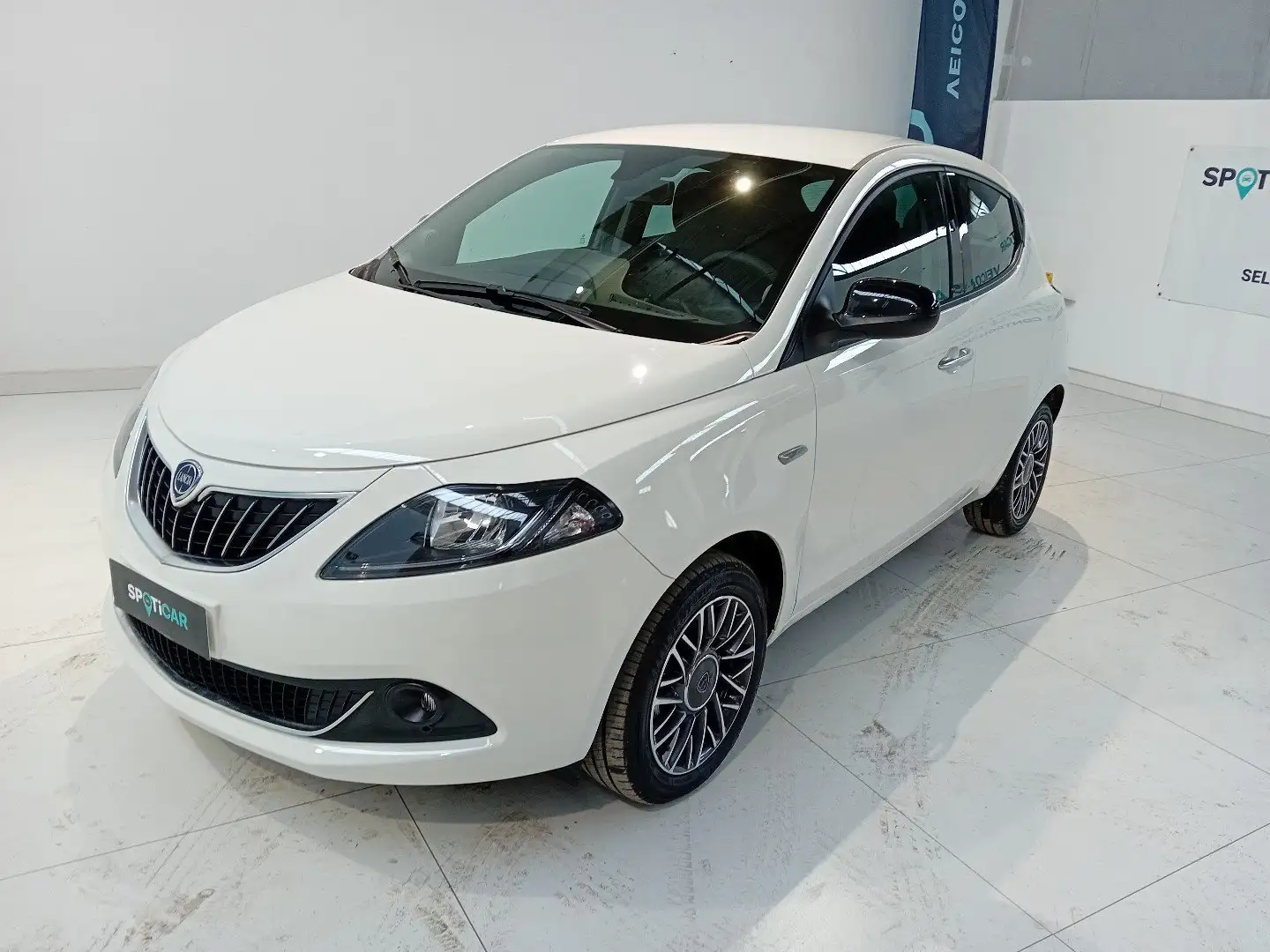 Lancia Ypsilon 1.0 FireFly 5 porte S&S Hybrid Gold Plus Blanco - 1