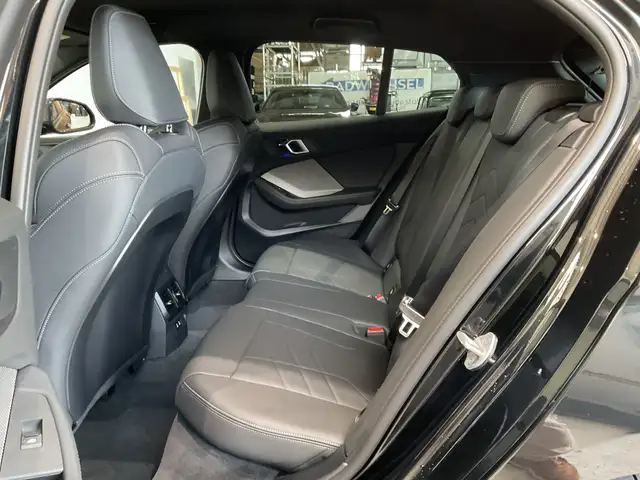 BMW 1 Series view 9