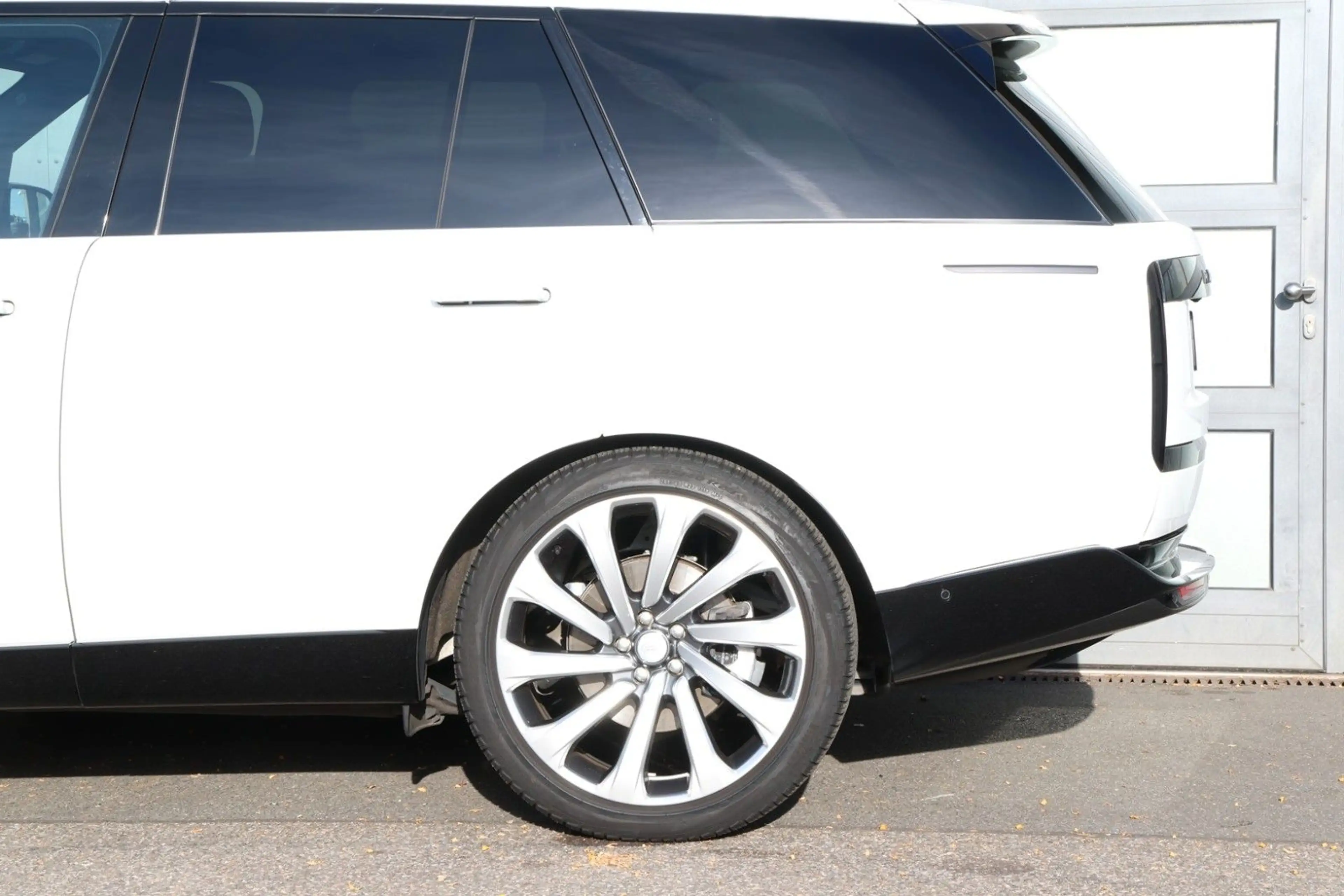 Land Rover Range Rover D300 SE — photo 13