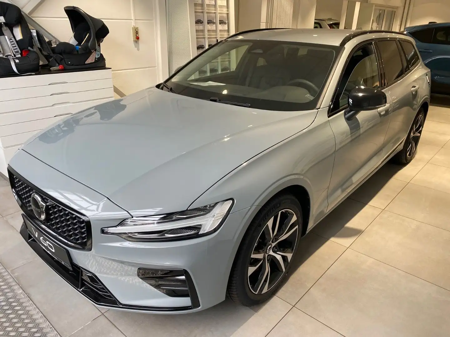 Volvo V60 B4 Plus Dark -Assist.-Paket- Grau - 1