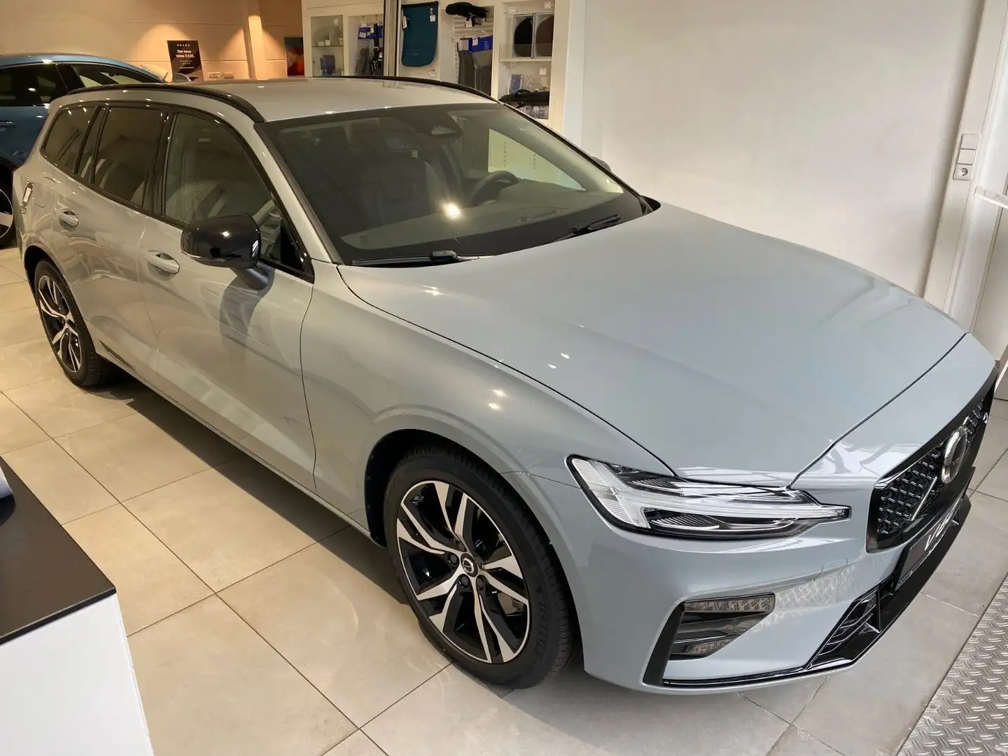 Volvo V60 B4 Plus Dark -Assist.-Paket- Grau - 2