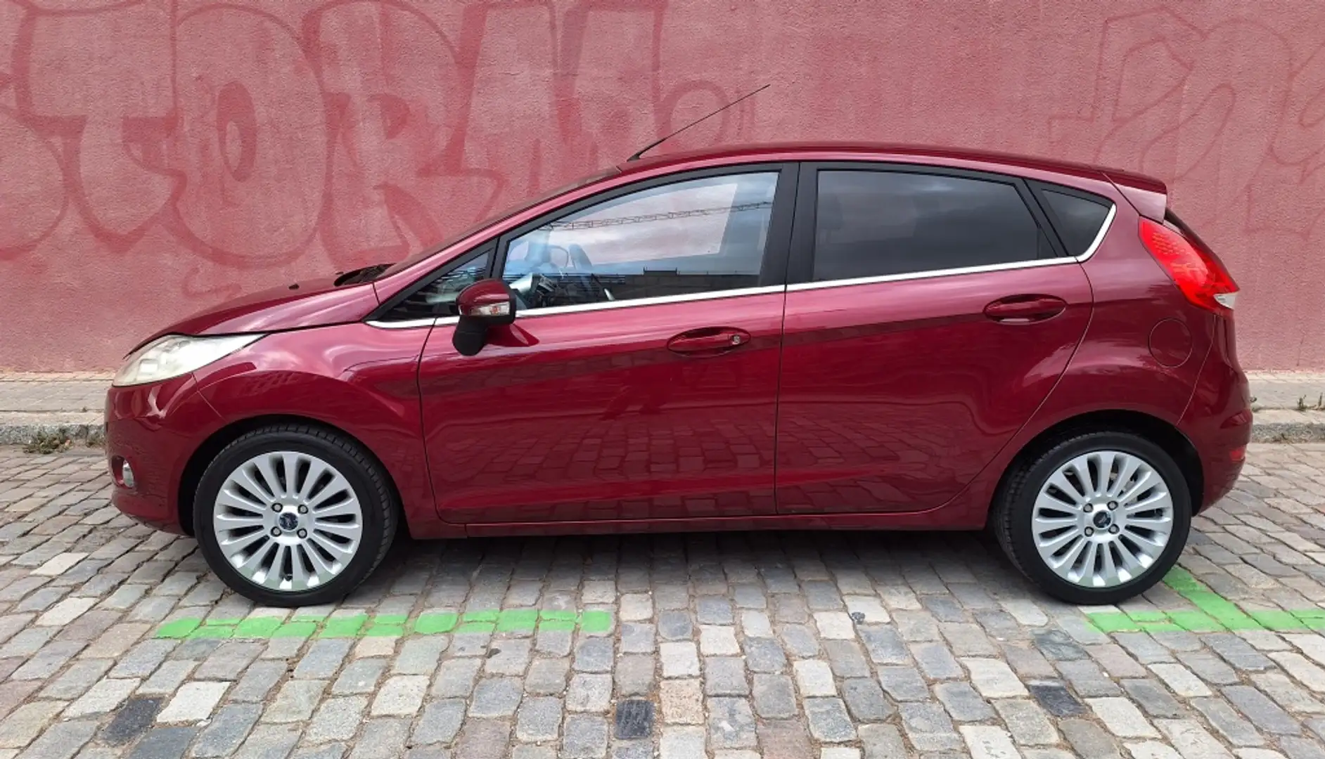 Ford Fiesta 1.4 Titanium Burdeos - 2