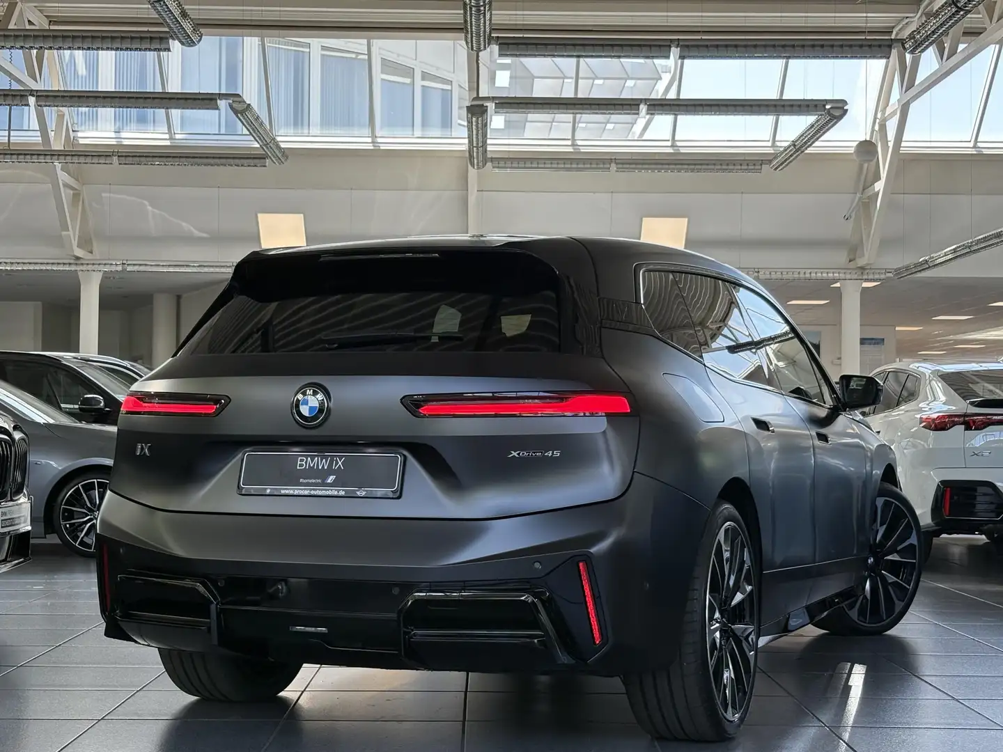BMW iX xDrive45 MSport PANO HuD AHK H/K DA Prof PA Grau - 2