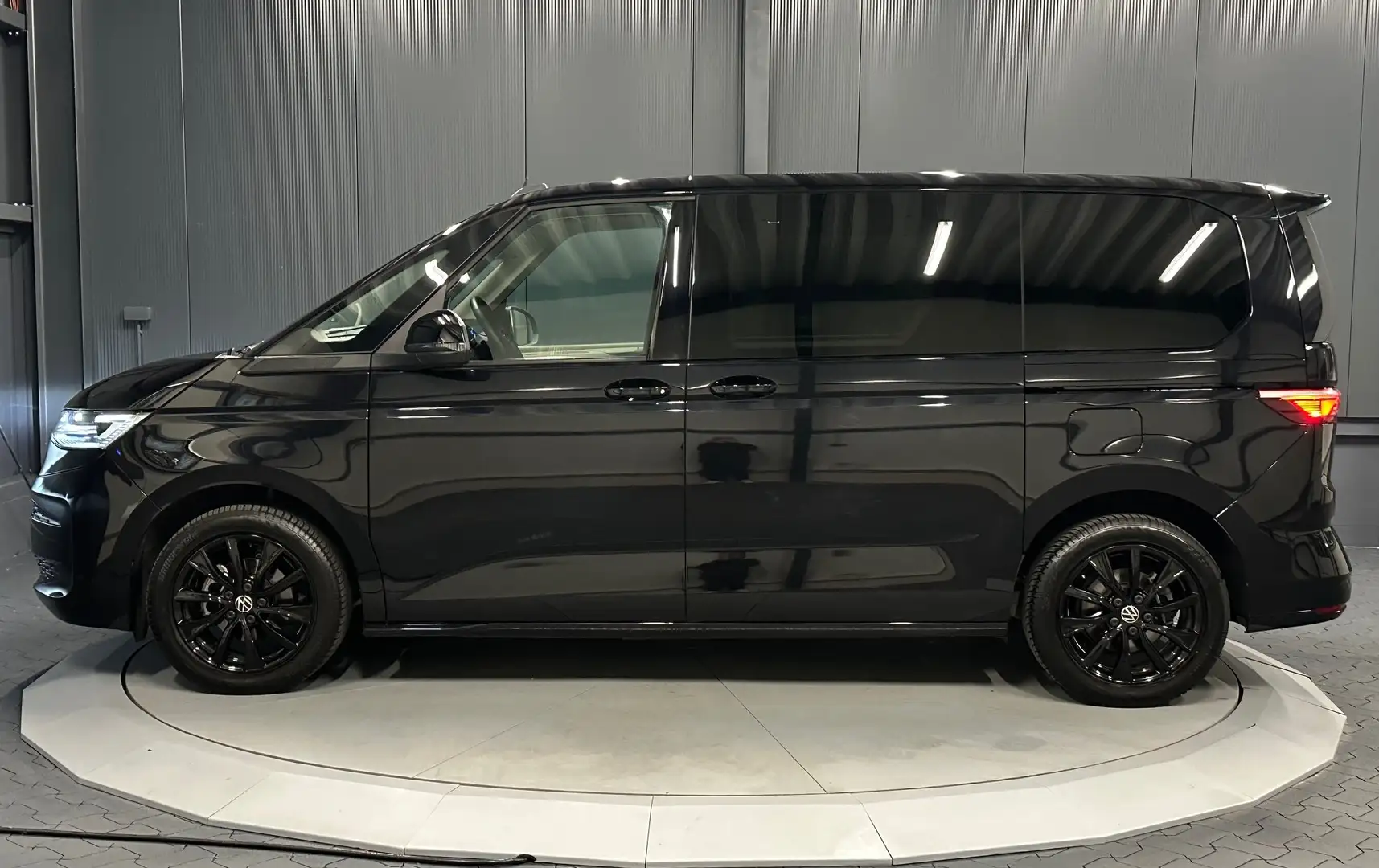 Volkswagen T7 Multivan Life *18Zoll*LEDER*HUD*AHK*MATRIX-IQ*TISCH* Black - 2