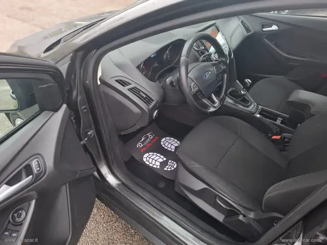 Ford Focus view 6