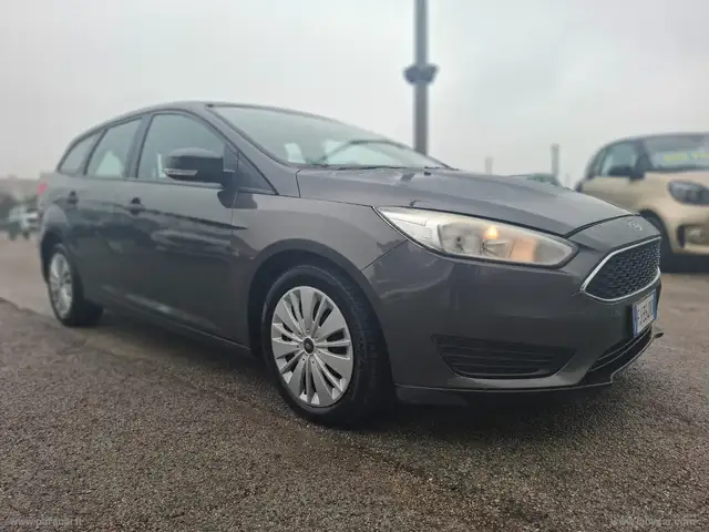 Ford Focus view 3