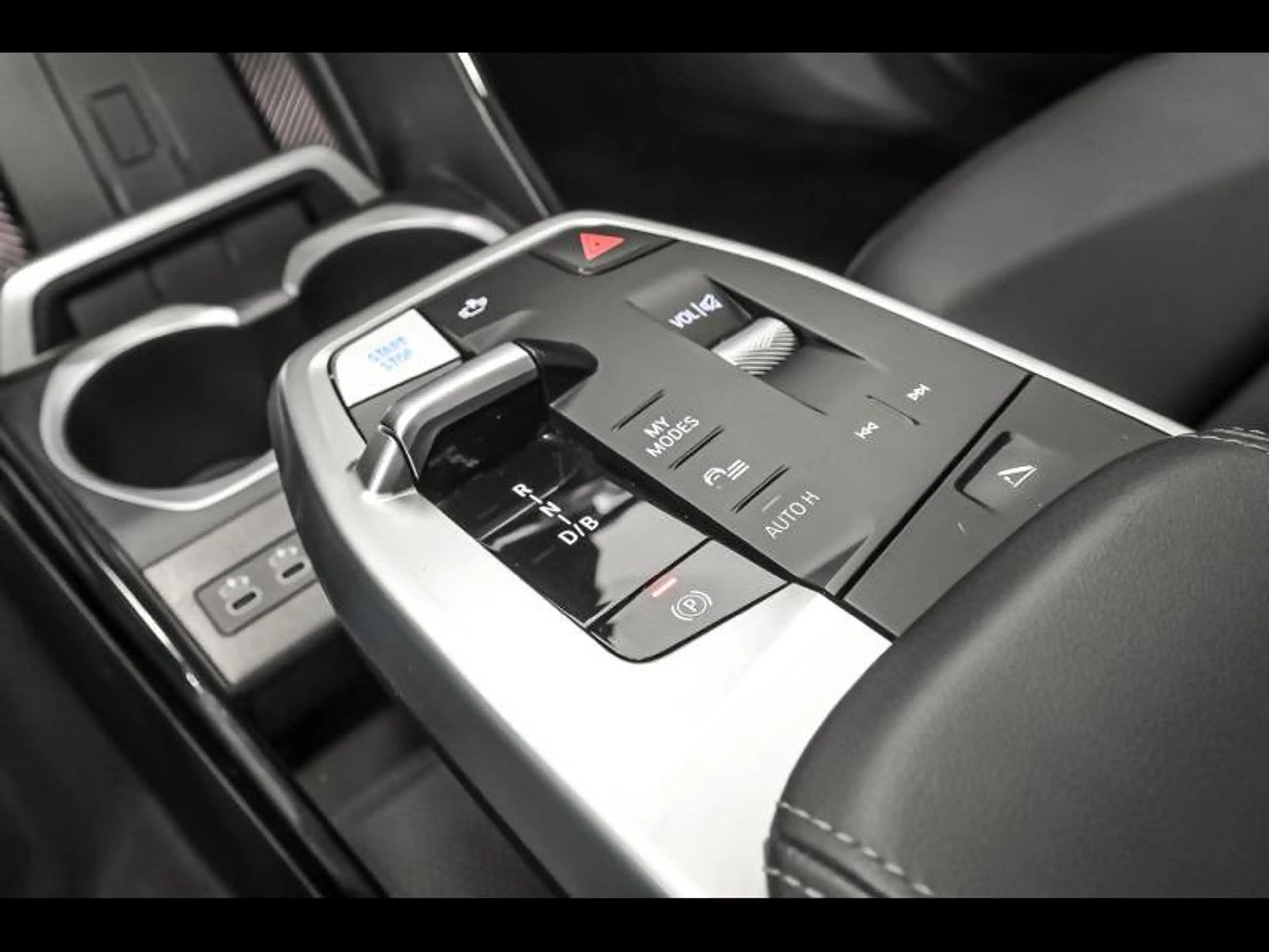 BMW iX2 eDrive20 | M sport — photo 11