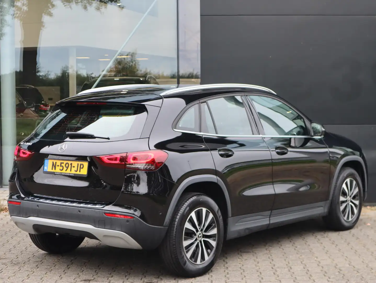 Mercedes-Benz GLA 180 Business Solution Zwart - 2