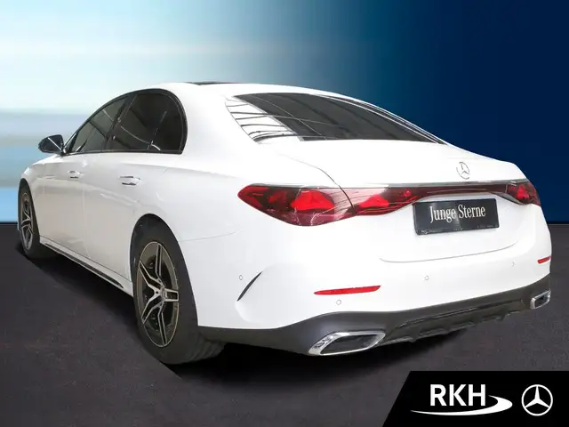 Mercedes-Benz E-Class view 4