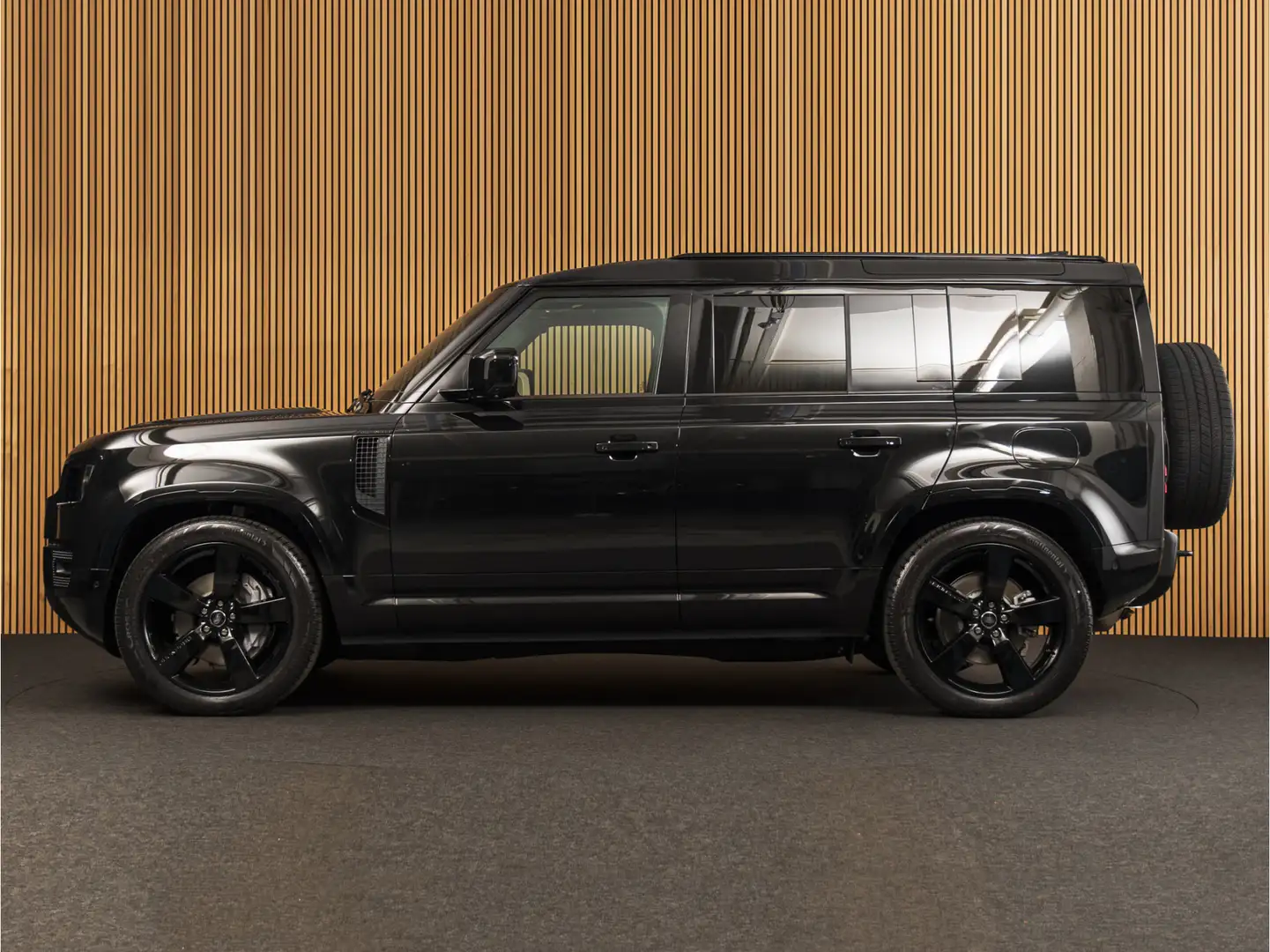 Land Rover Defender 110 2.0 P300e 110 X-Dynamic HSE ROOD LEDER Zwart - 2