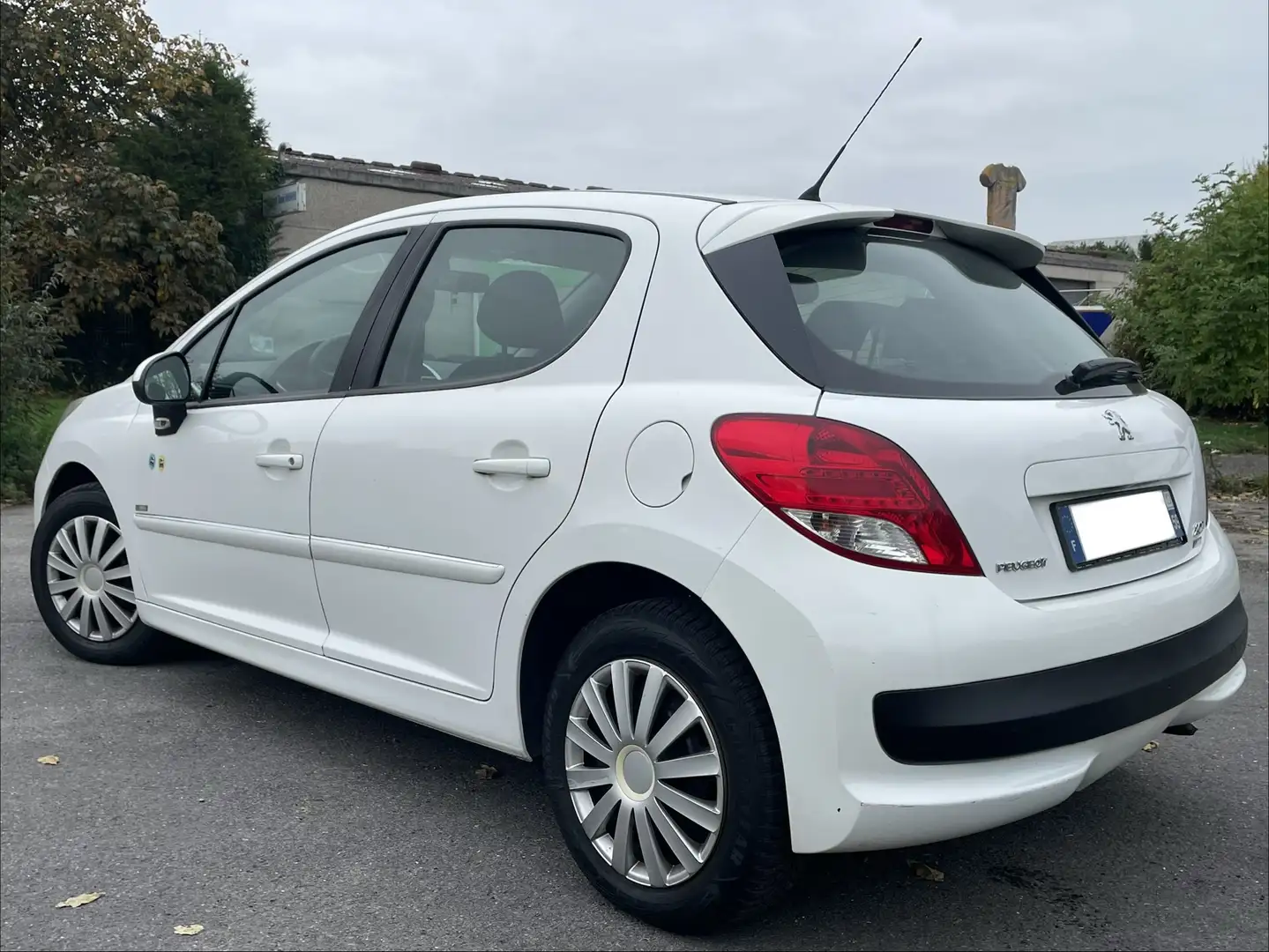 Peugeot 207 90 HDi FAP (Blue Lion) 98G - 2