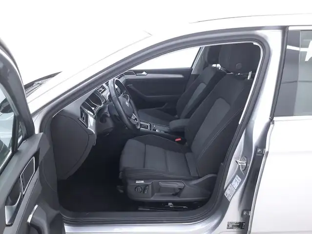 Volkswagen Passat view 10
