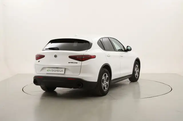 Alfa Romeo Stelvio view 5