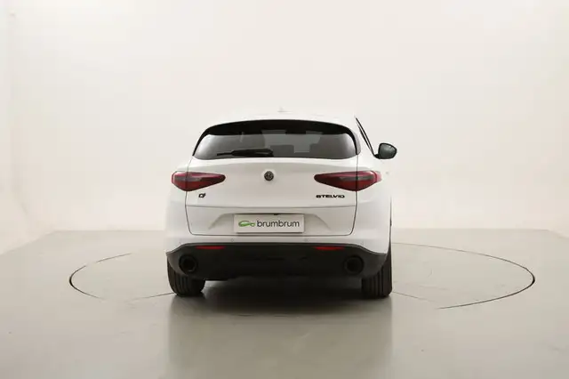 Alfa Romeo Stelvio view 4