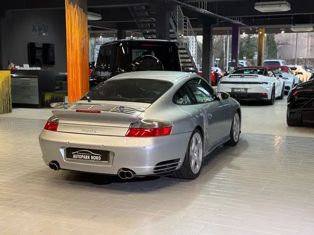Porsche 911 view 7
