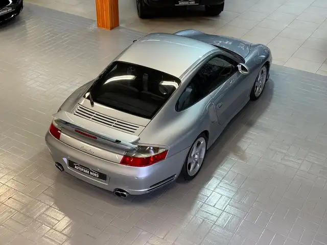 Porsche 911 view 10