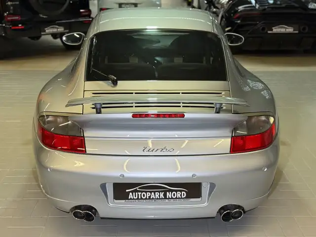 Porsche 911 view 15