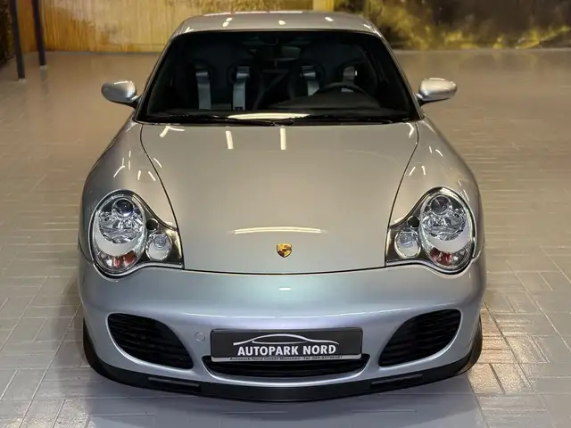 Porsche 911 view 12