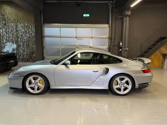 Porsche 911 view 4