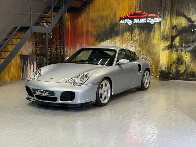 Porsche 911 view 3