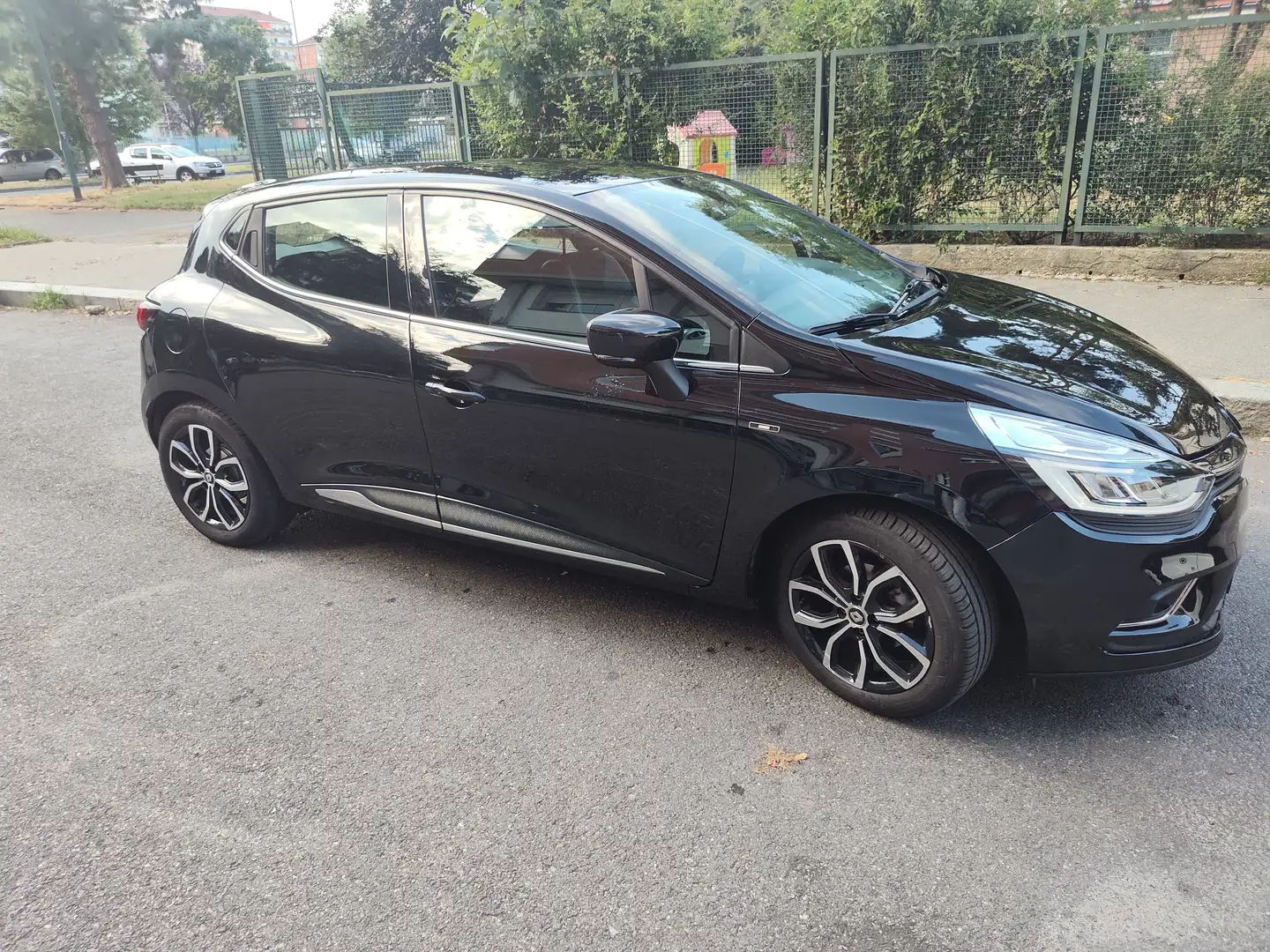 Renault Clio 0.9 tce Moschino Zen 75cv - 1