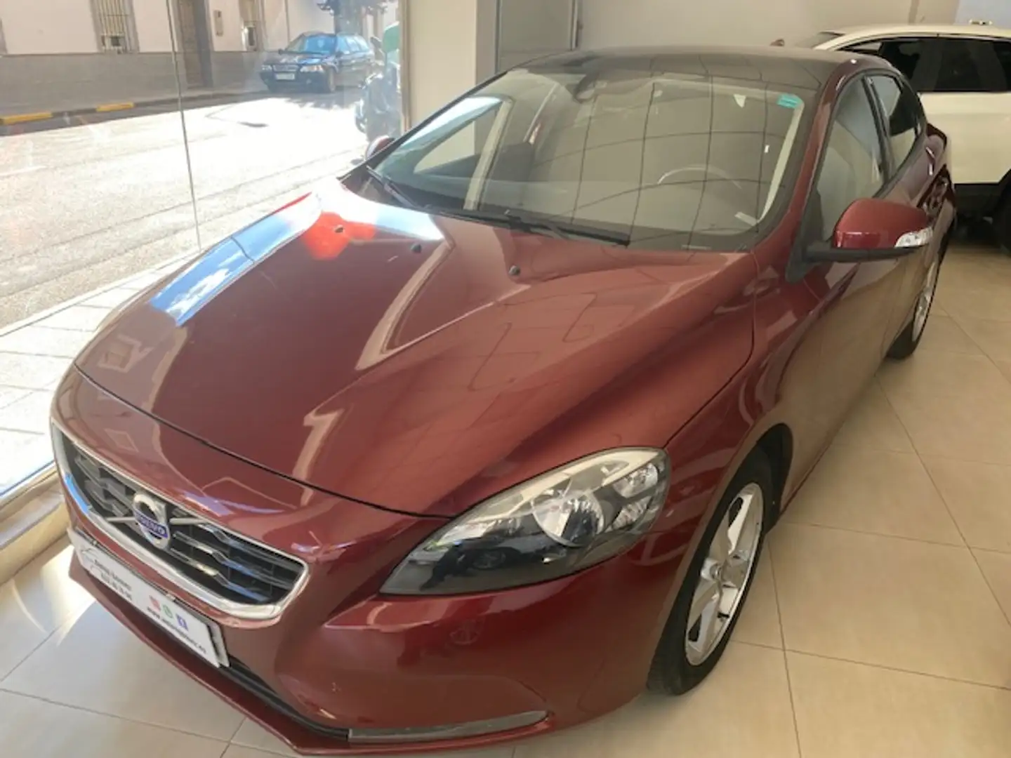 Volvo V40 D2 Kinetic 120 Paars - 1