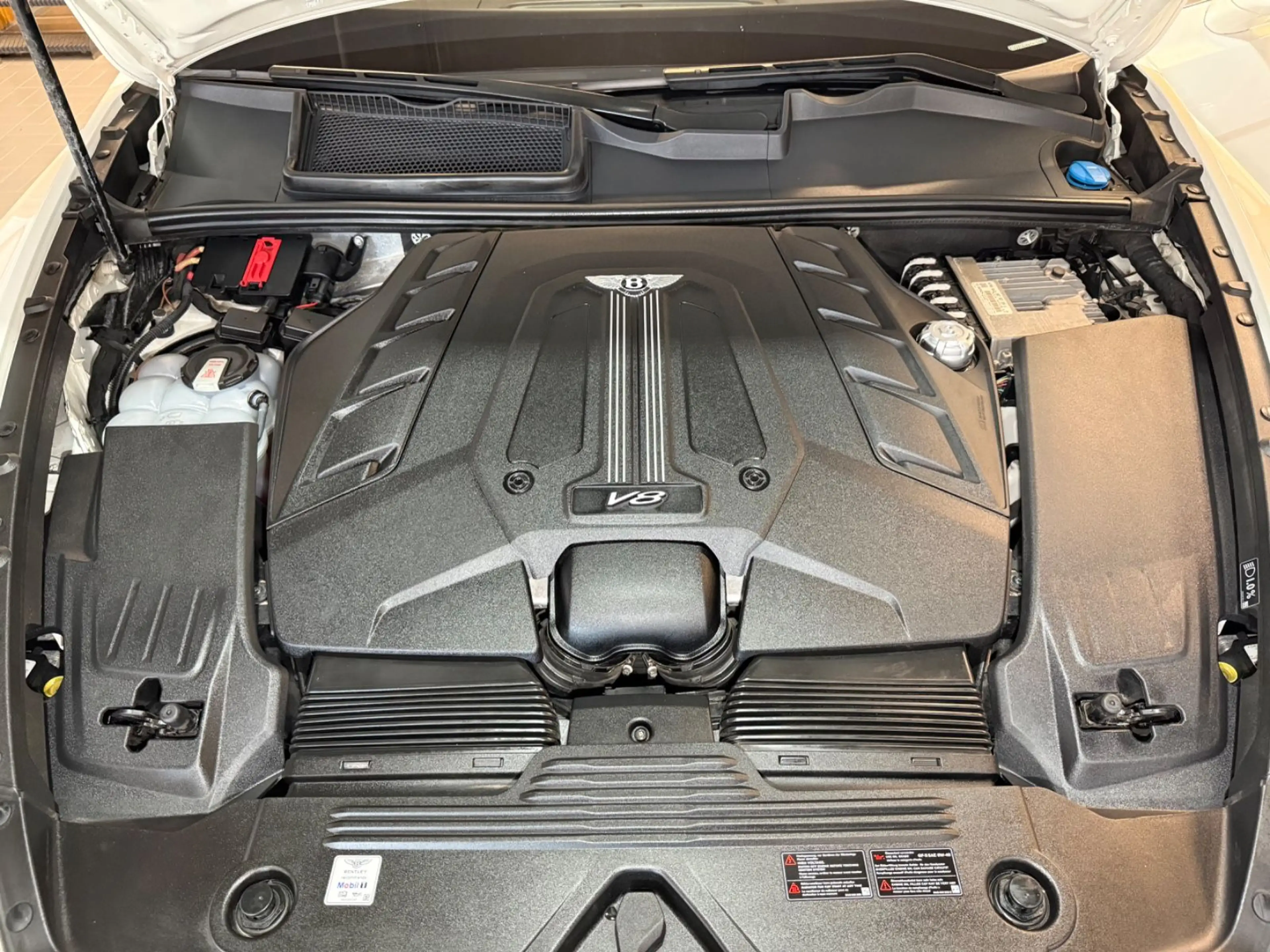 Bentley Bentayga 4.0 V8 Mulliner First Edition DUO-TONE — photo 25