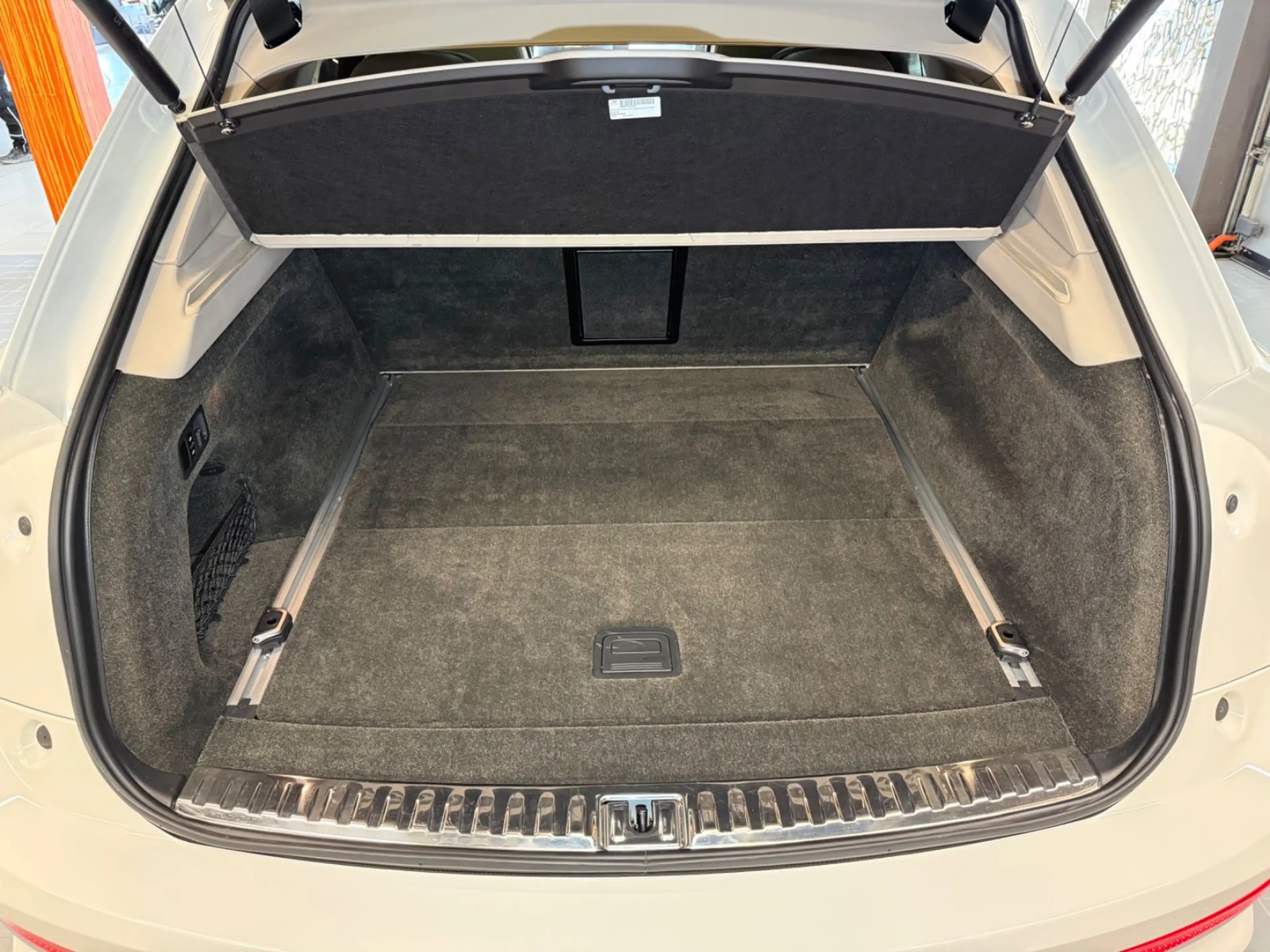 Bentley Bentayga 4.0 V8 Mulliner First Edition DUO-TONE — photo 28