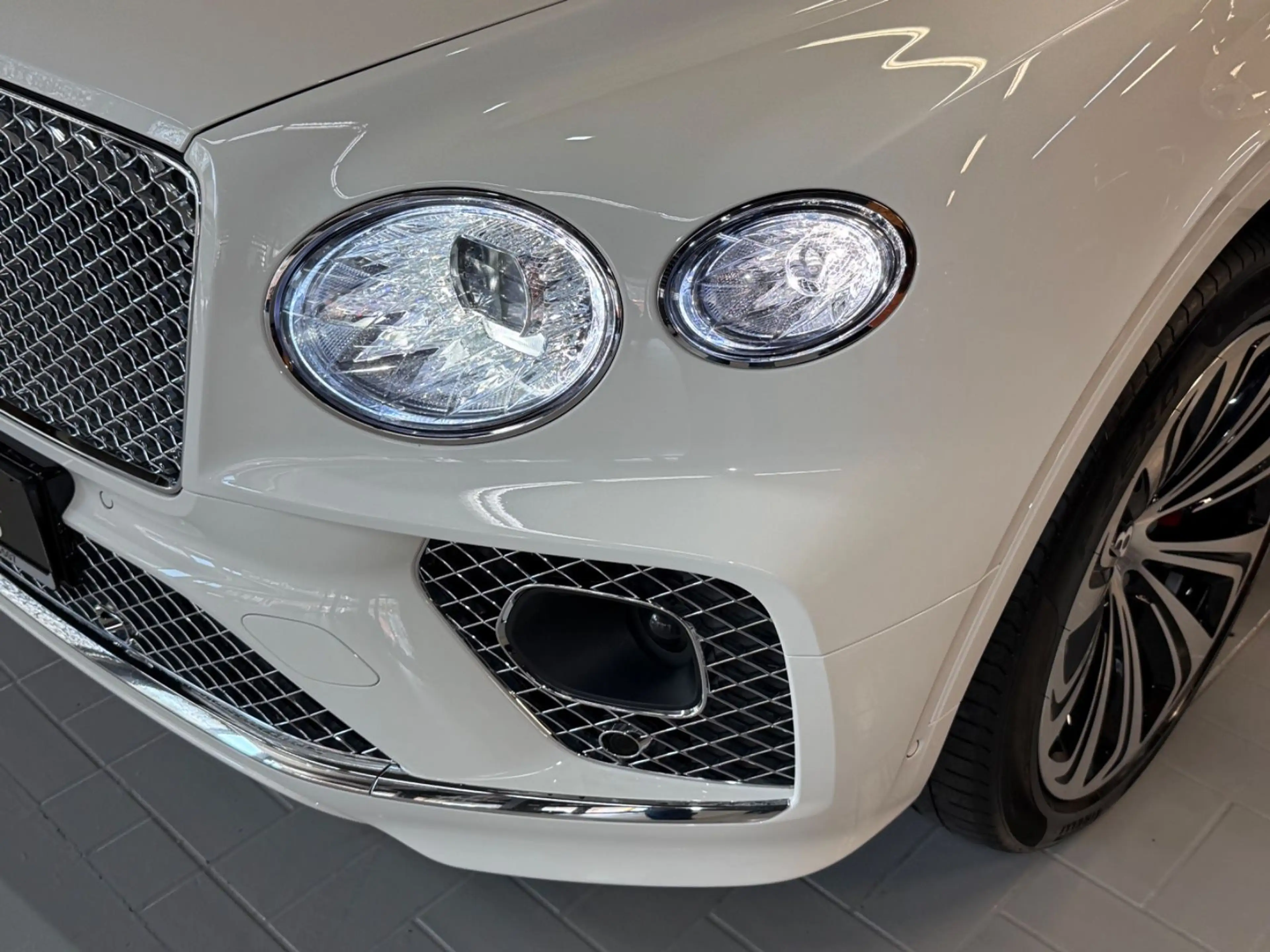 Bentley Bentayga 4.0 V8 Mulliner First Edition DUO-TONE — photo 17
