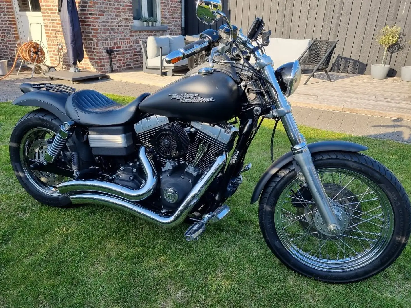 Harley-Davidson Dyna Street Bob Negro - 2