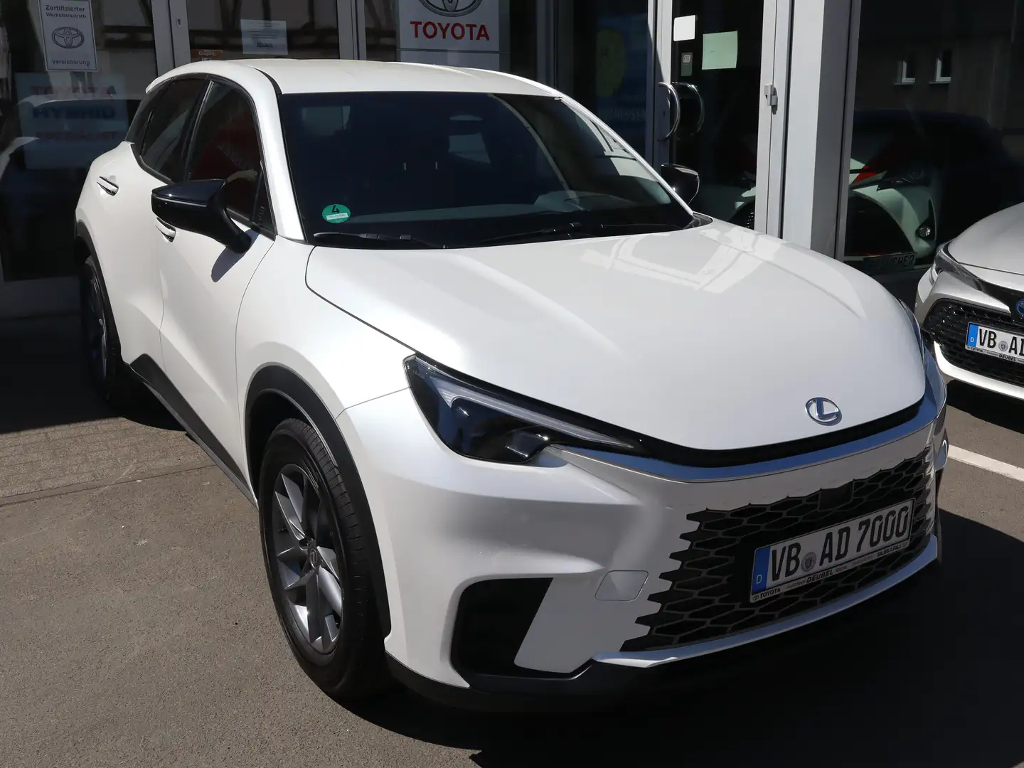 Lexus LBX FWD Basis Білий - 1