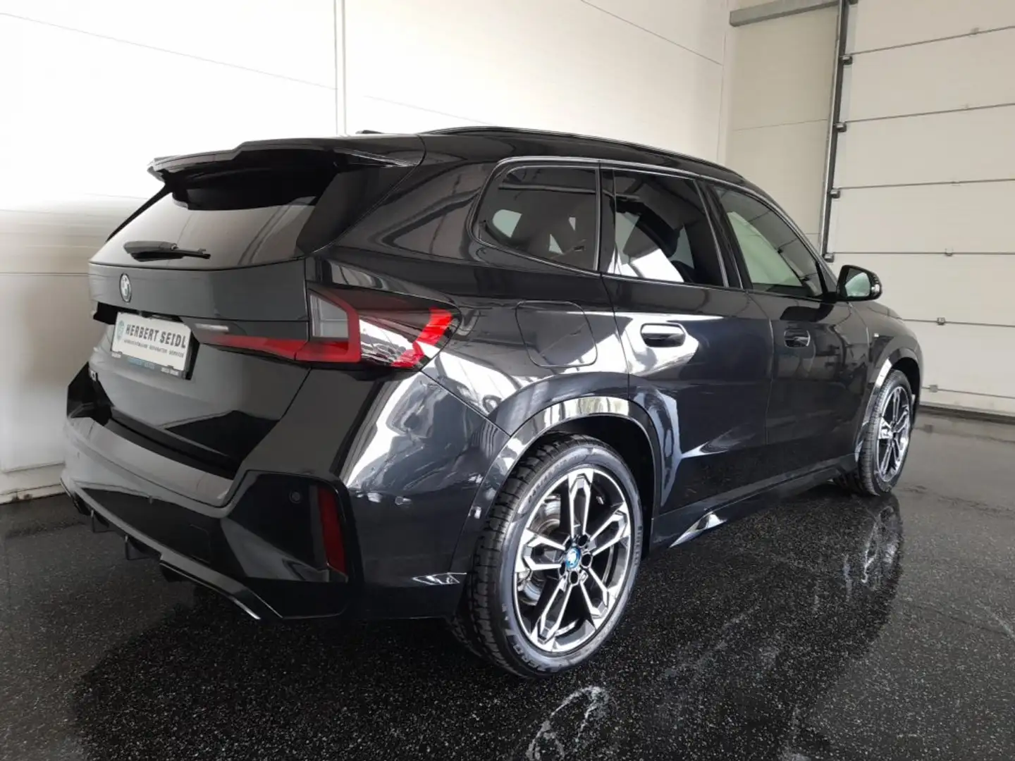 BMW iX1 30 M-SPORT 4x4 Aut *ADAPTIVE LED / NAVI / WIDE SCREEN DISPLAY / E-KLAPPE / HARMAN KARDON* Schwarz - 2