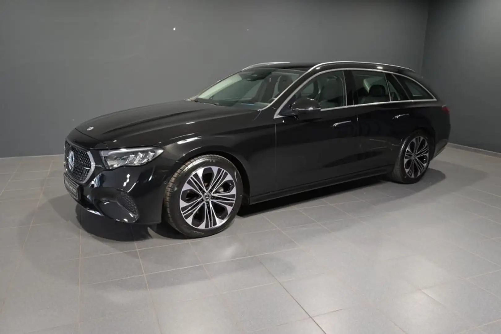 Mercedes-Benz E 200 T AVANTGARDE/PANO/DISTRONIC/KAMERA Schwarz - 1