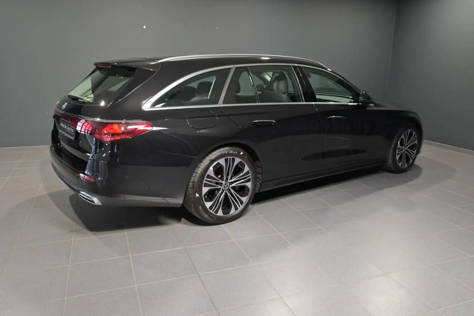 Mercedes-Benz E 200 T AVANTGARDE/PANO/DISTRONIC/KAMERA Schwarz - 2