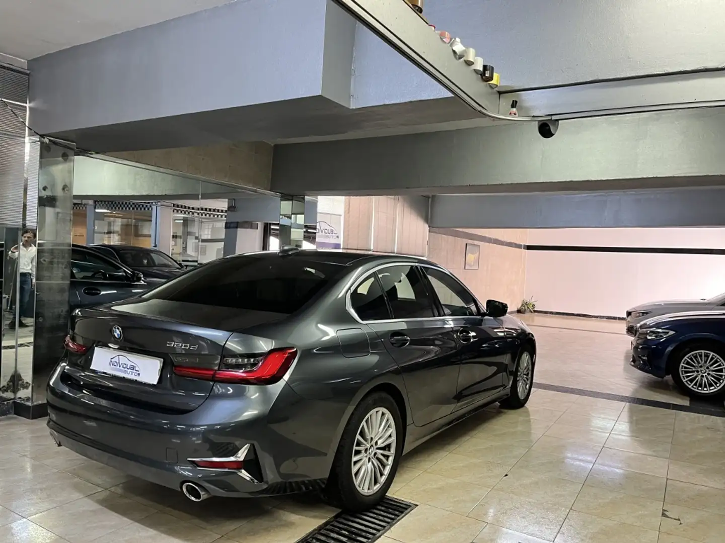 BMW 320 320dA Grau - 2
