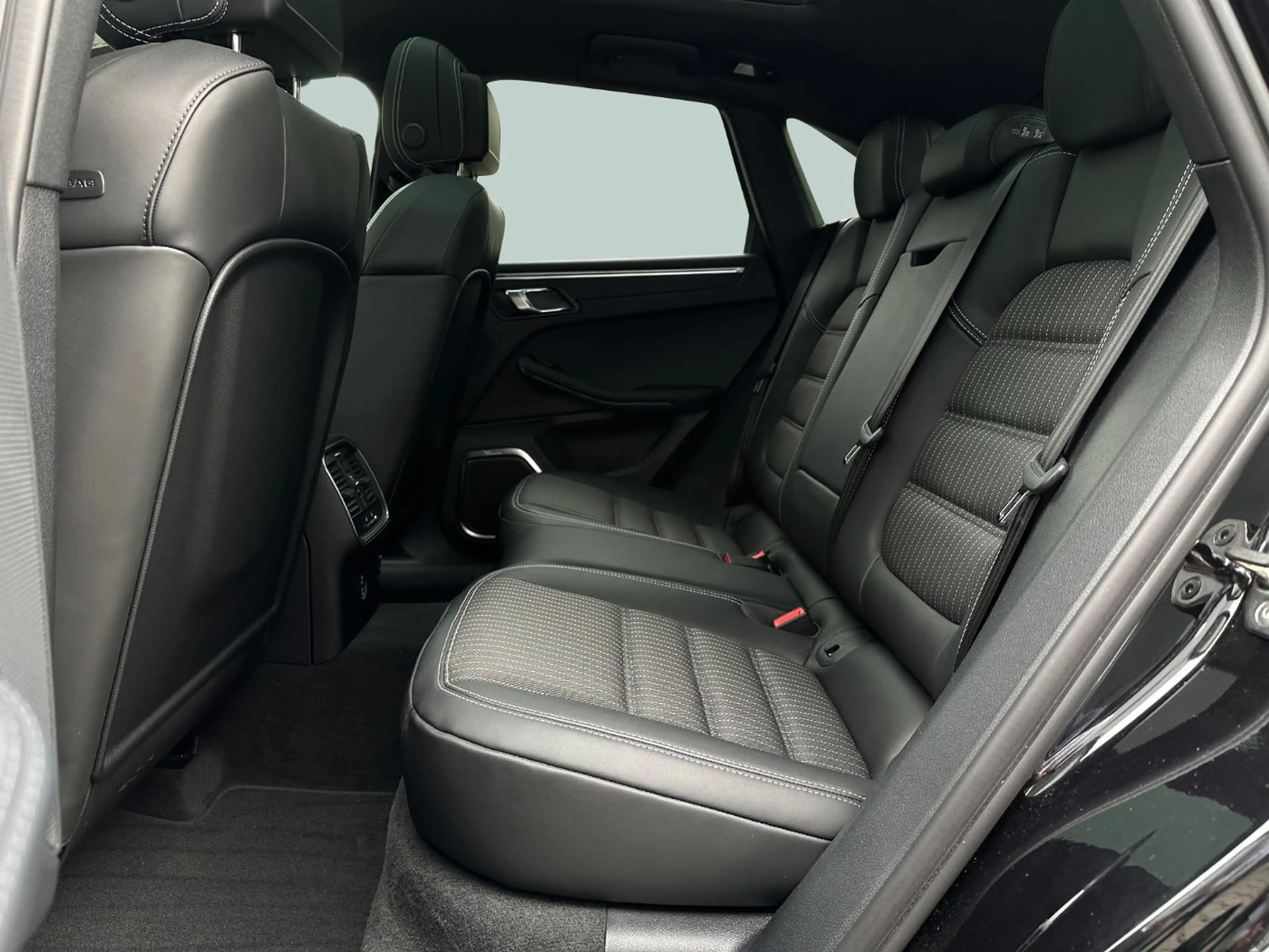 Porsche Macan T PANO 360° Burmester — photo 8