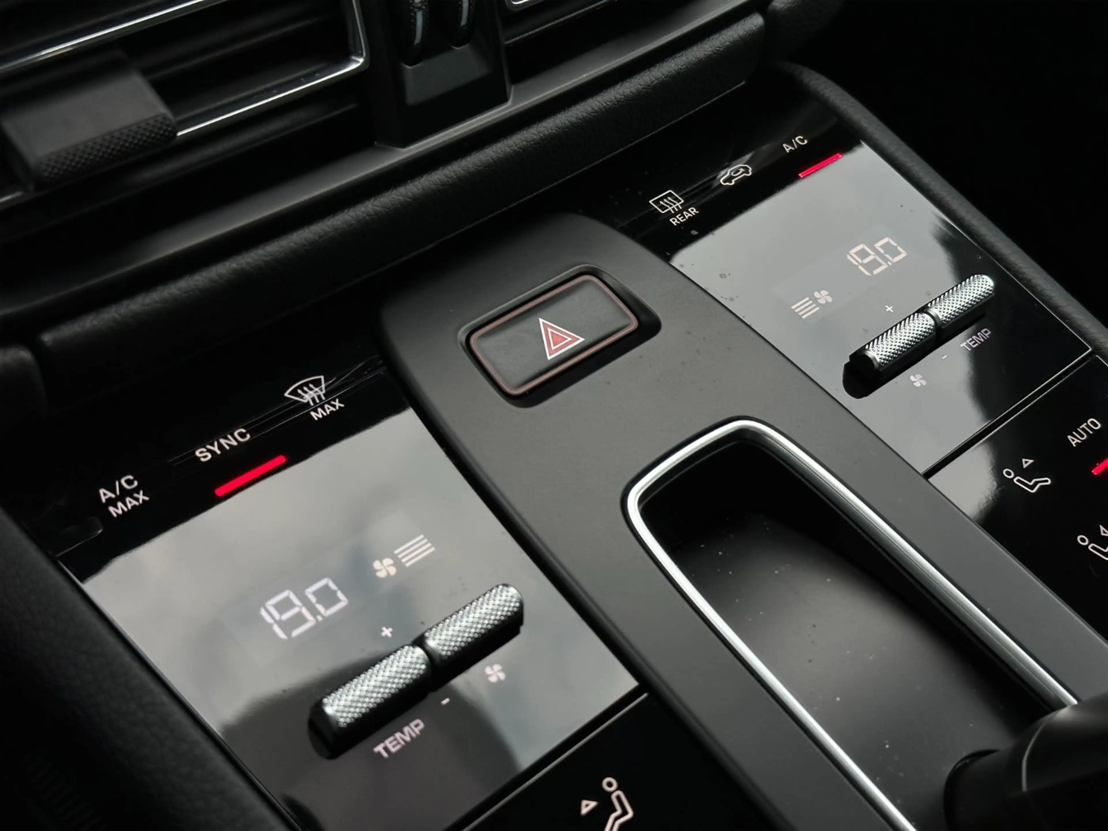 Porsche Macan T PANO 360° Burmester — photo 11