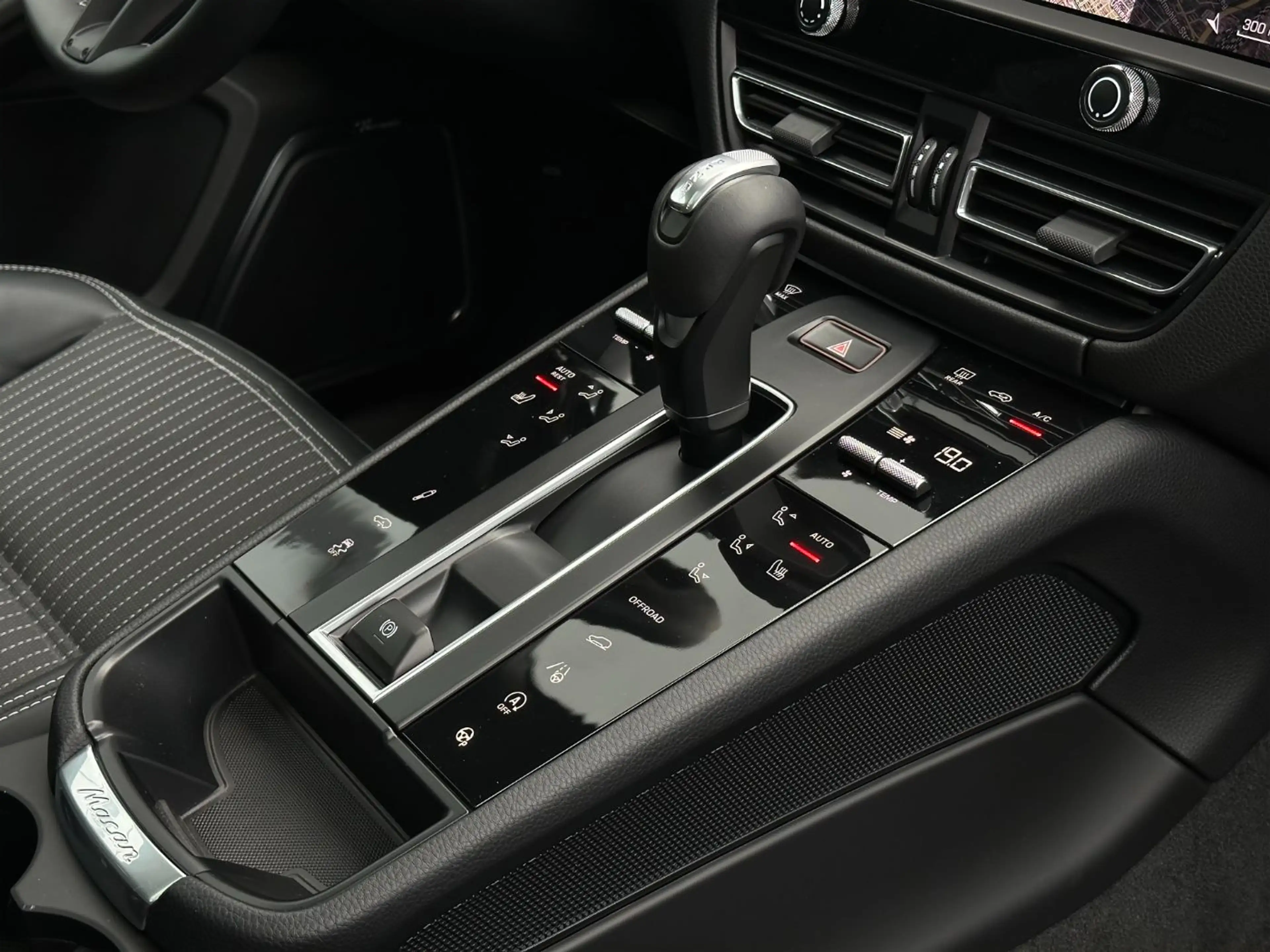 Porsche Macan T PANO 360° Burmester — photo 10