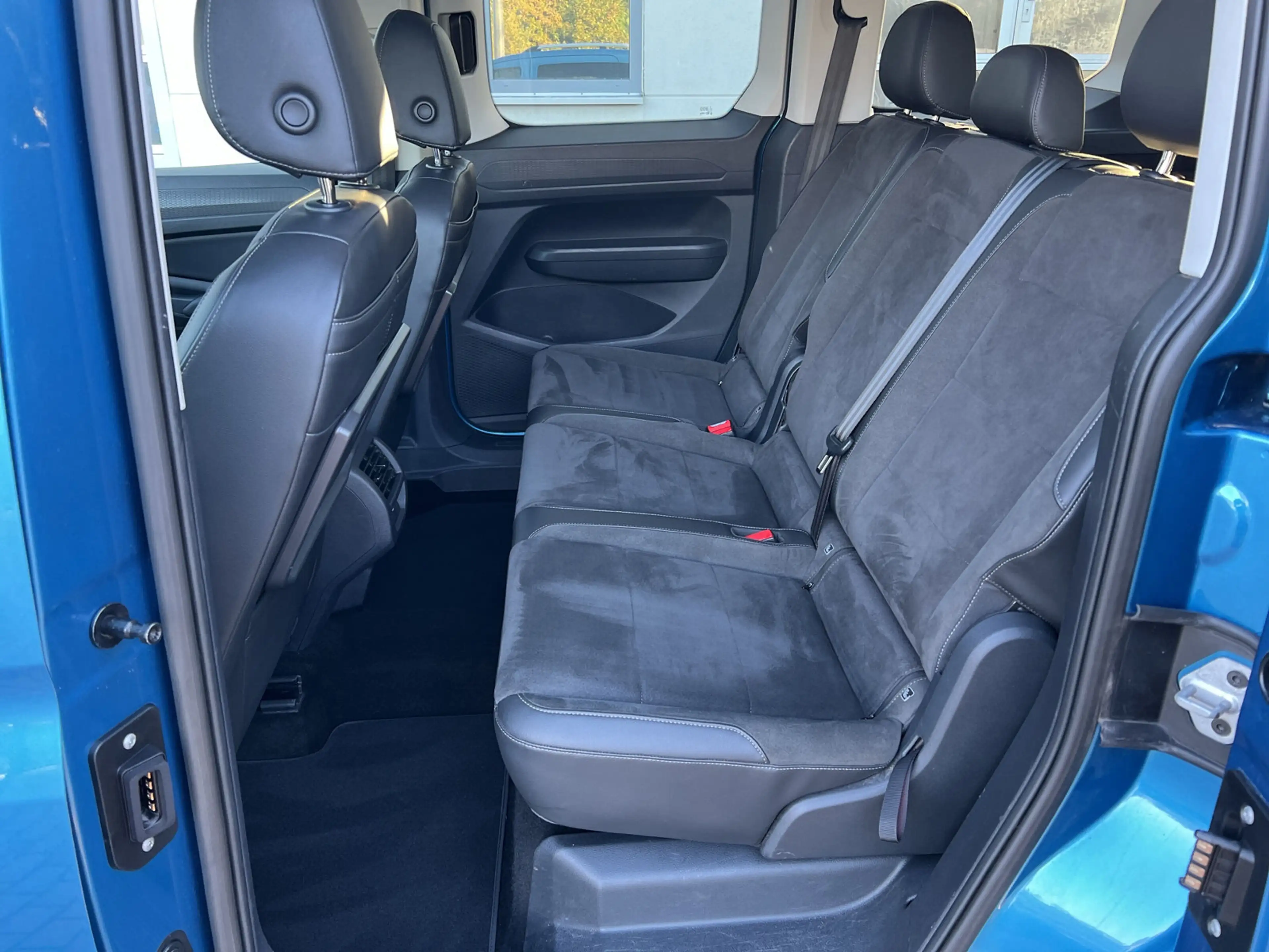 Volkswagen Caddy 2.0 TDI 4Motion Style 7-Si. LED AHK PANO APP — photo 12