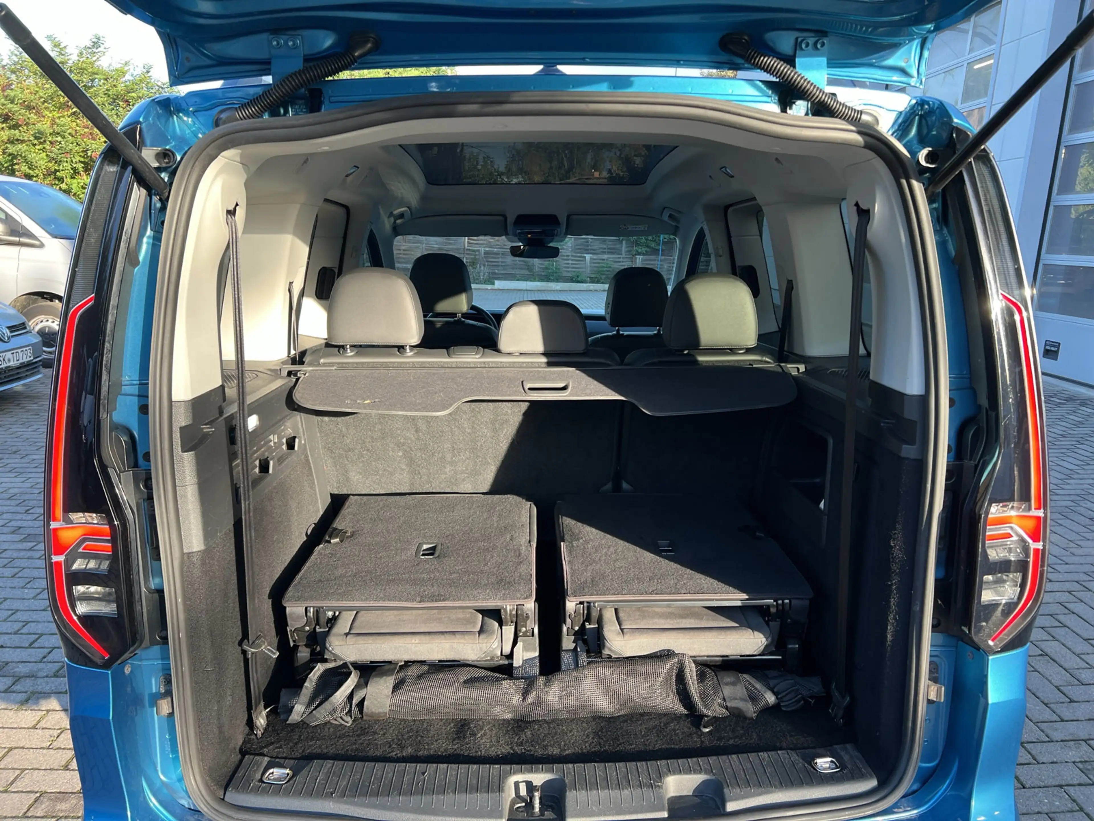 Volkswagen Caddy 2.0 TDI 4Motion Style 7-Si. LED AHK PANO APP — photo 8